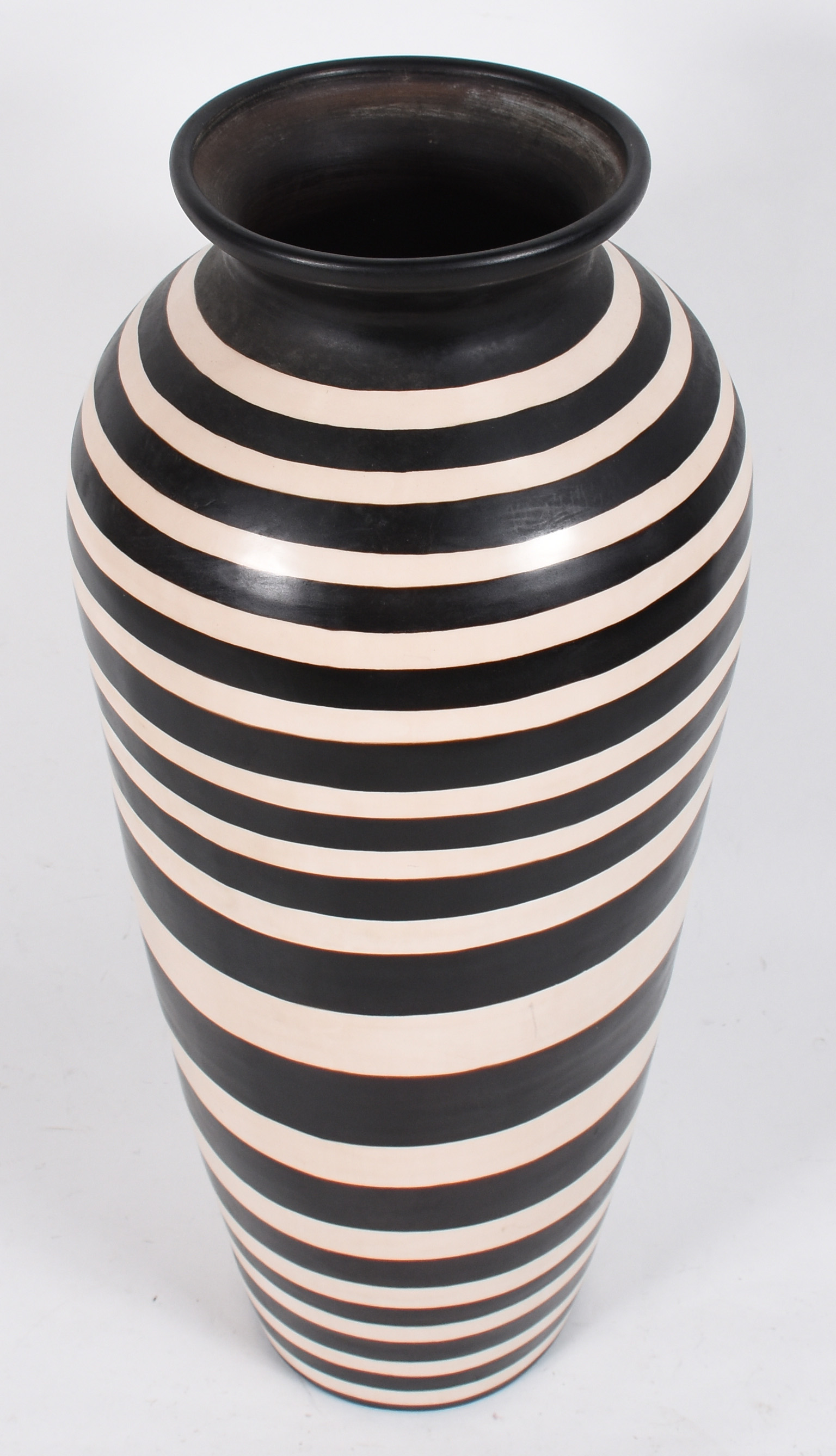 Grande vaso de cerâmica trabalhado em listras preto e branca... - foto 2 de 5