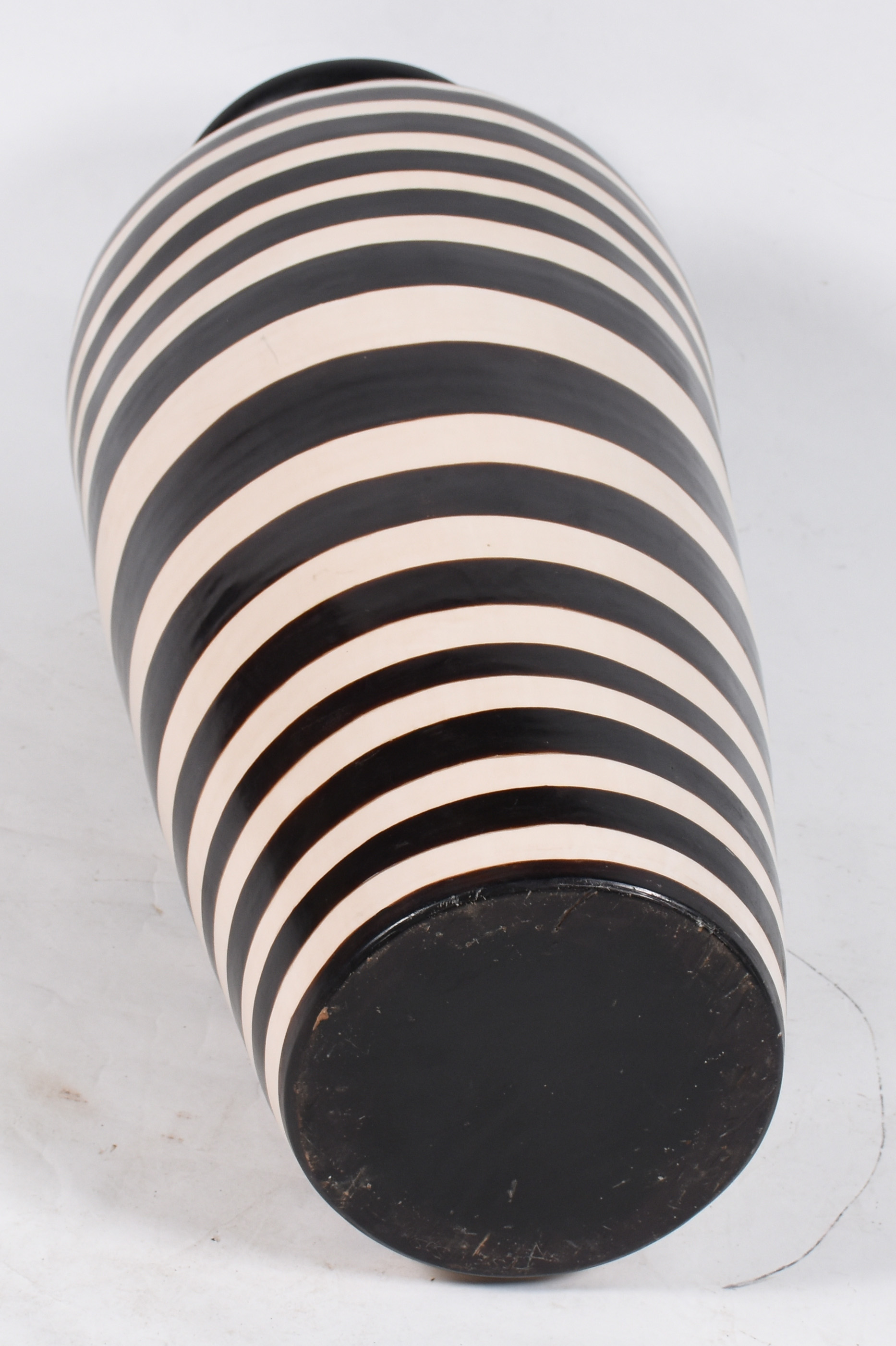 Grande vaso de cerâmica trabalhado em listras preto e branca... - foto 3 de 5