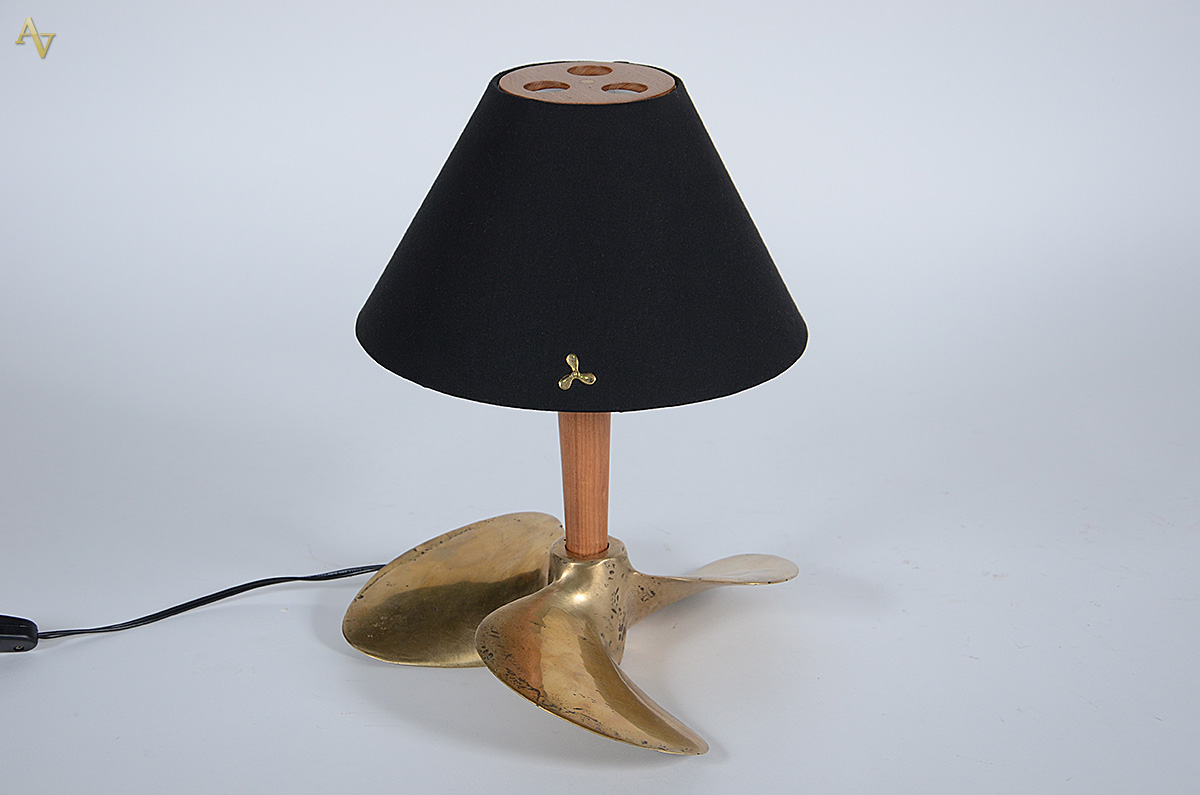CAIO SUPERCHI - Abajur do designer com hélice de bronze e madeira...