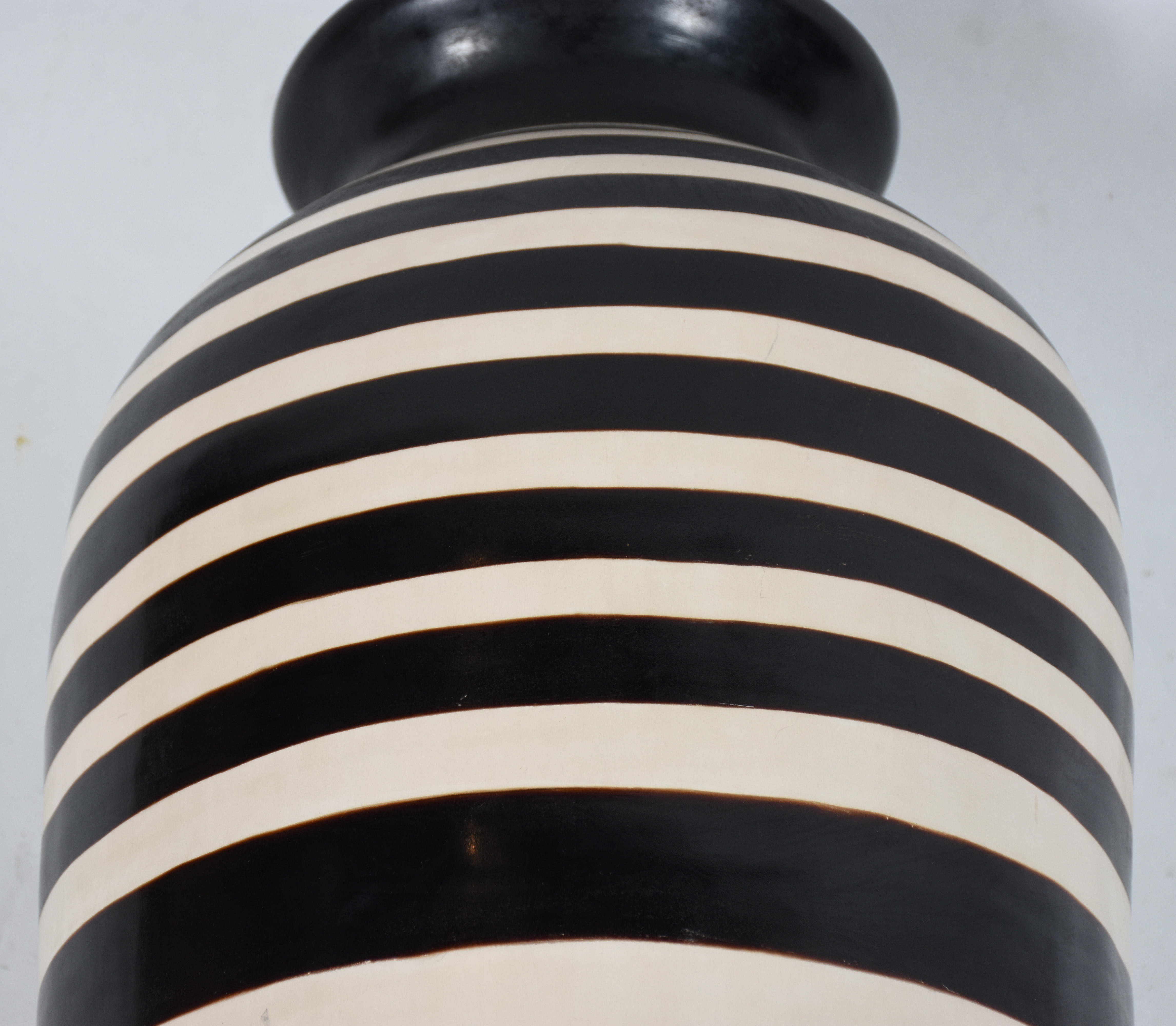 Grande vaso de cerâmica trabalhado em listras preto e branca... - foto 4 de 5