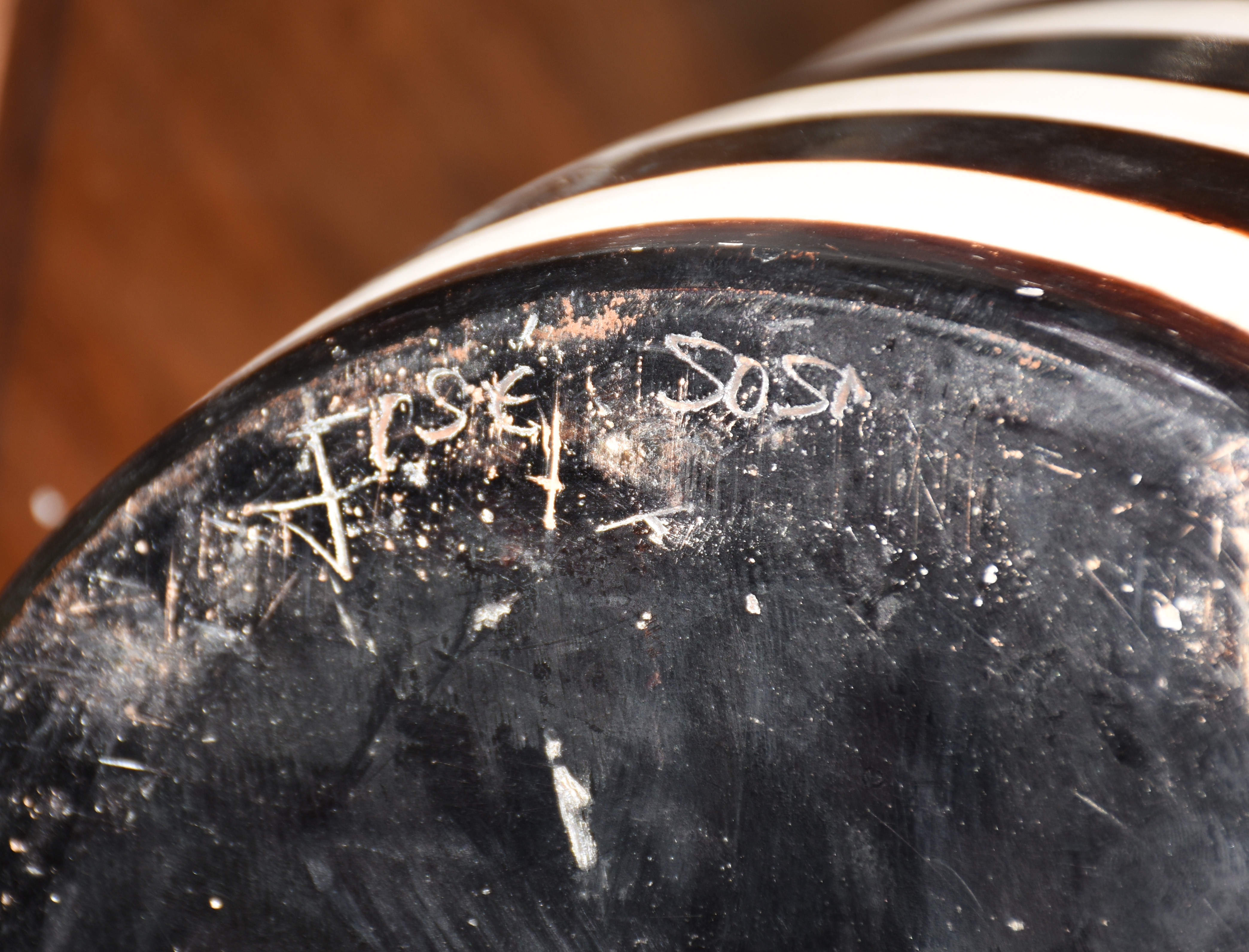 Grande vaso de cerâmica trabalhado em listras preto e branca... - foto 5 de 5