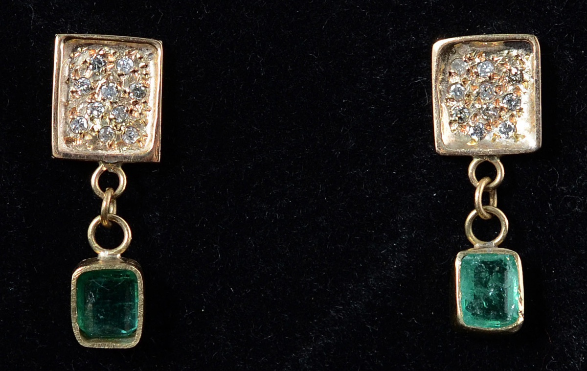 Par de brincos de ouro 18 k com duas esmeraldas de 2,0 ct e...
