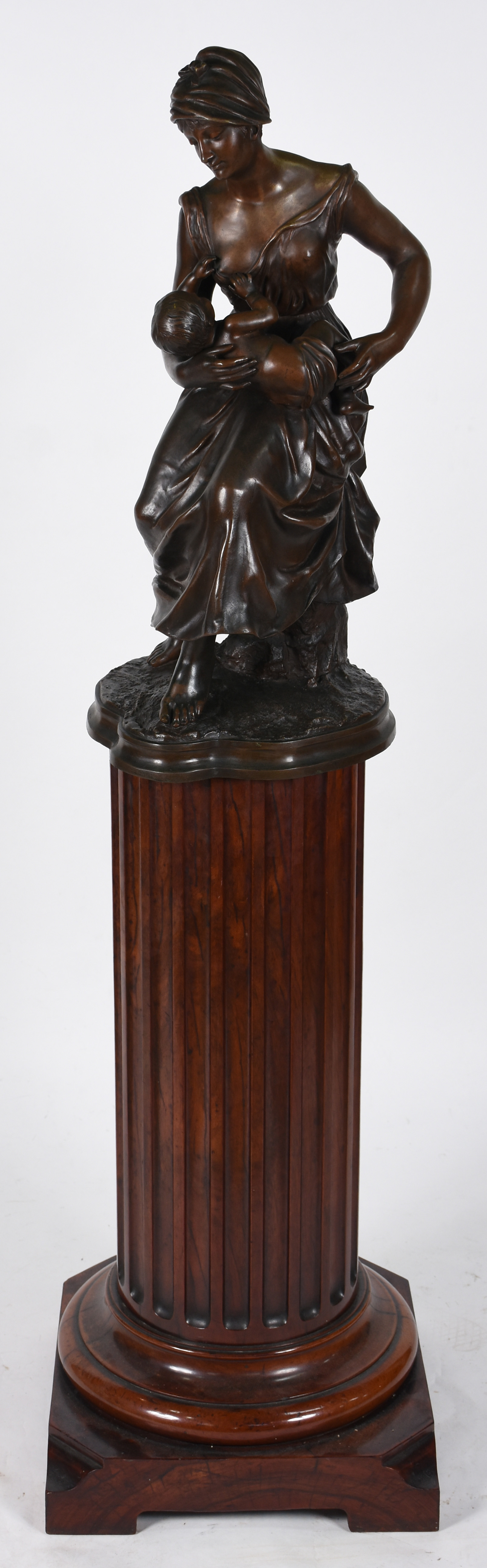 Belíssima escultura de bronze representando "Maternidade", acompanha... - foto 1 de 10