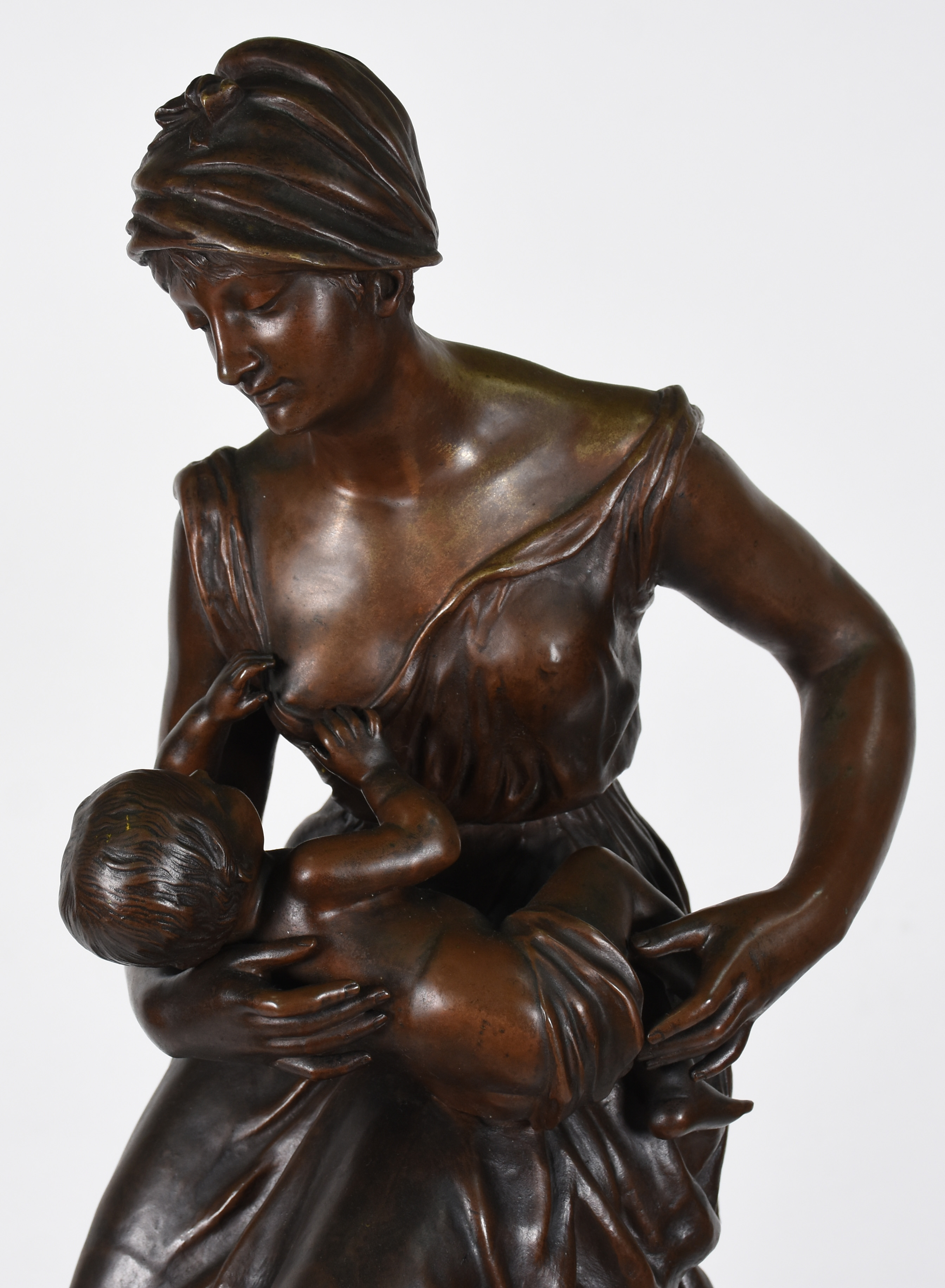 Belíssima escultura de bronze representando "Maternidade", acompanha... - foto 3 de 10