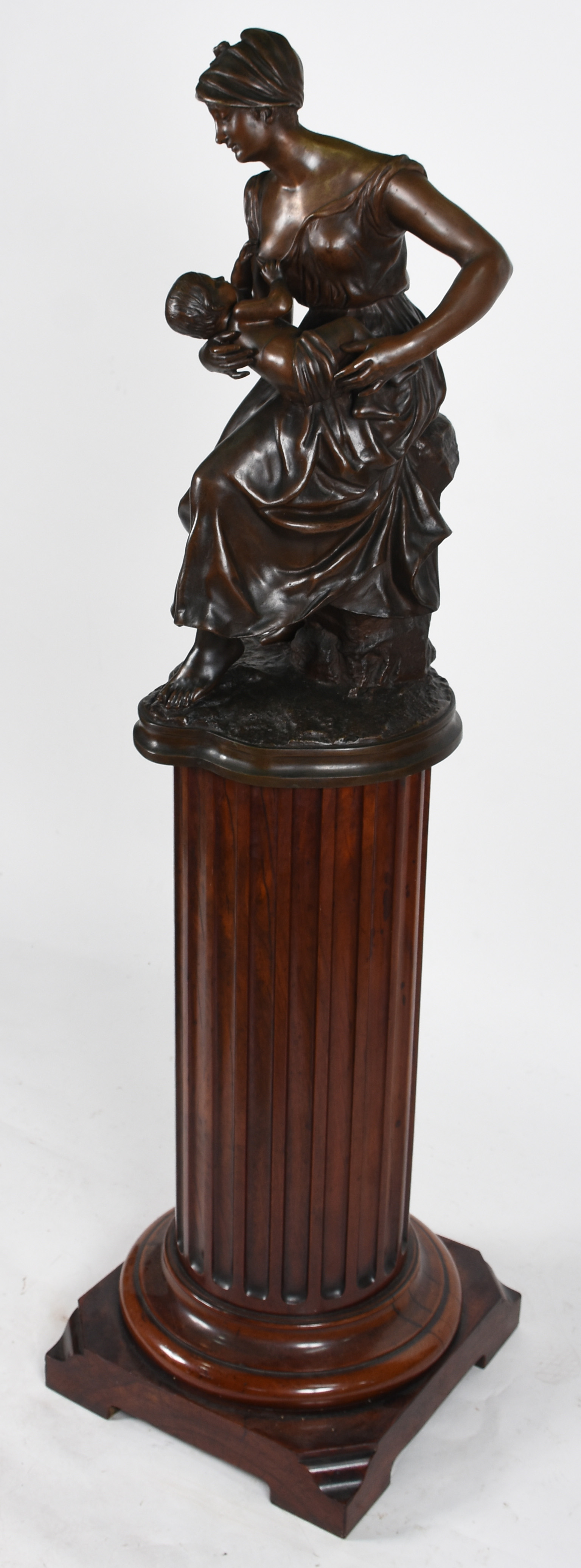 Belíssima escultura de bronze representando "Maternidade", acompanha... - foto 4 de 10