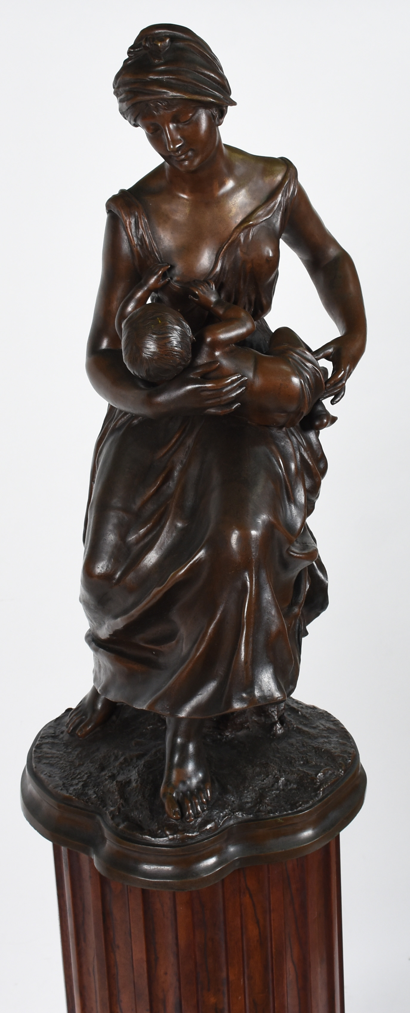 Belíssima escultura de bronze representando "Maternidade", acompanha... - foto 6 de 10