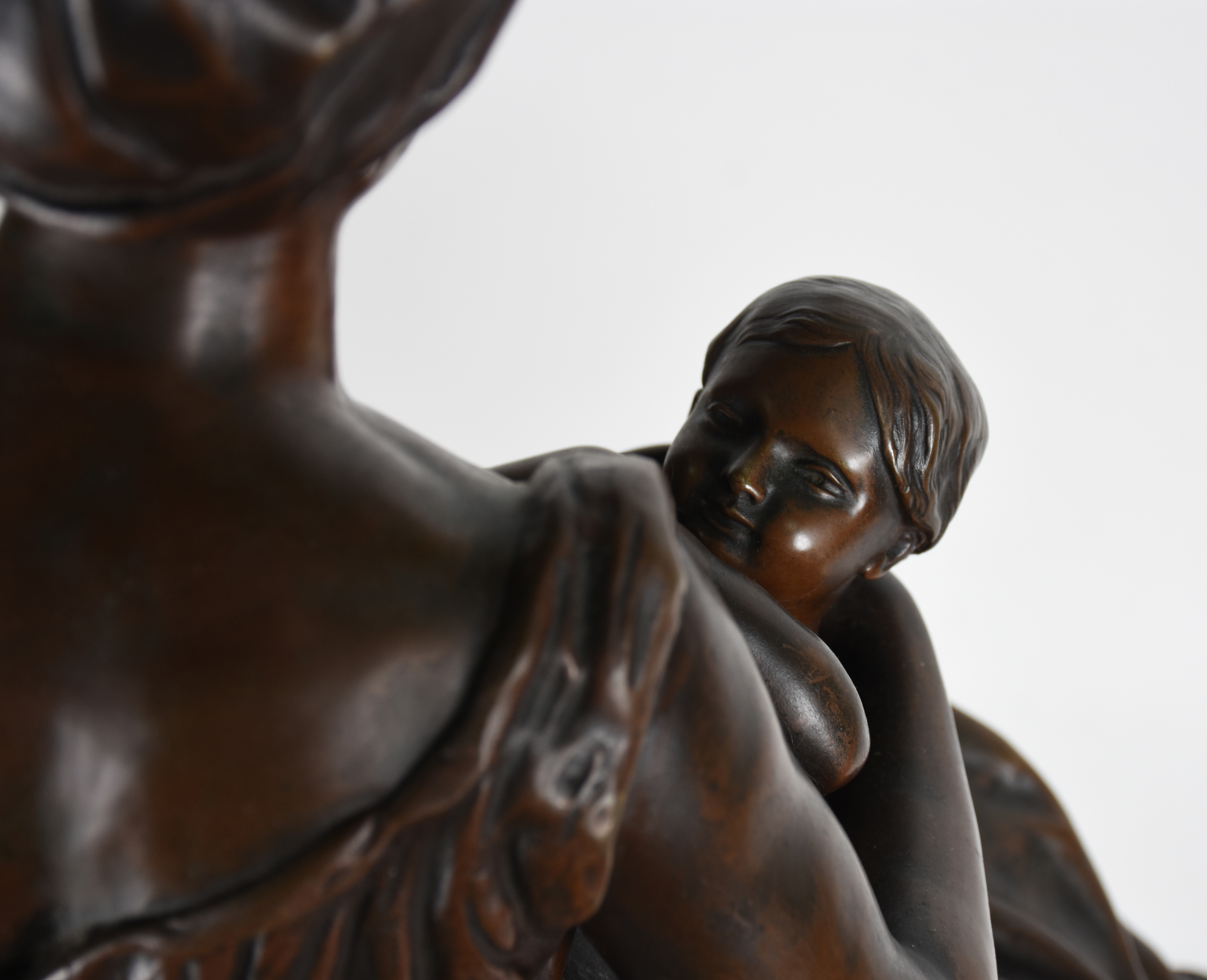 Belíssima escultura de bronze representando "Maternidade", acompanha... - foto 8 de 10