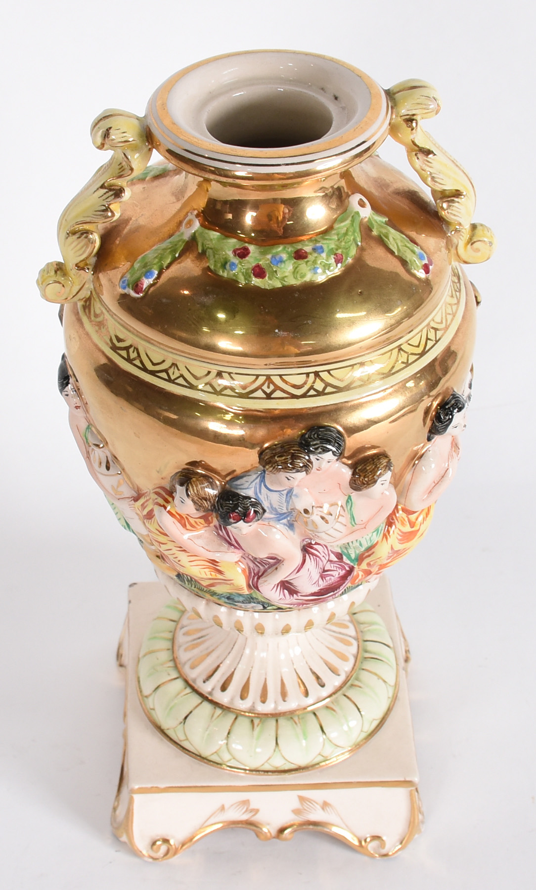 Vaso de faiança italiana Capo di Monti com figuras policromadas em... - foto 2 de 4