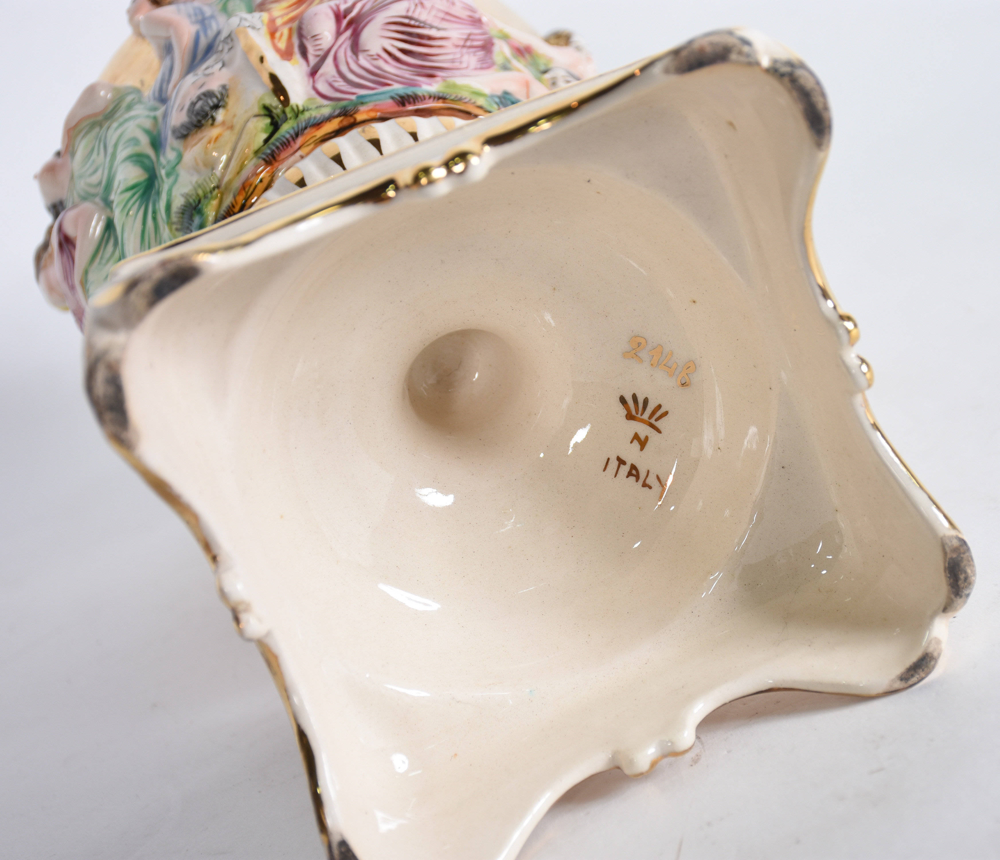 Vaso de faiança italiana Capo di Monti com figuras policromadas em... - foto 4 de 4