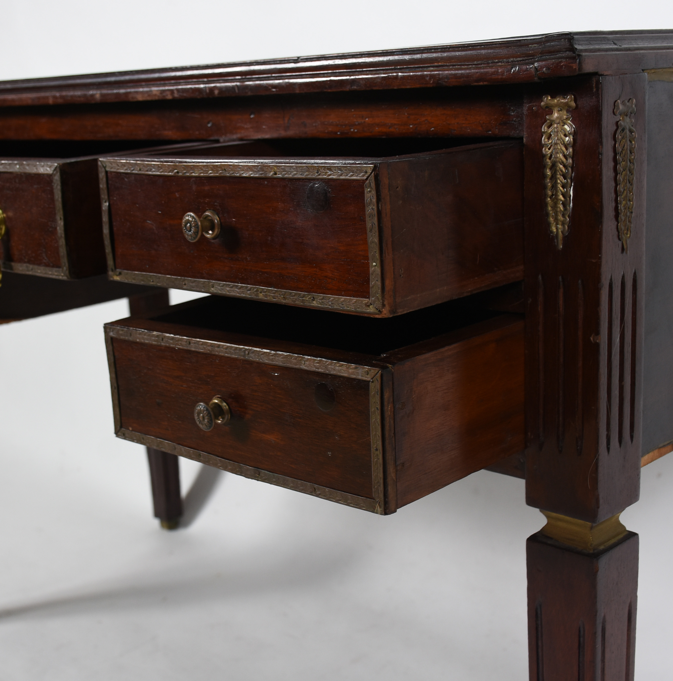 Mesa de escritório de madeira nobre, estilo ingles, cinco gavetas... - foto 5 de 6