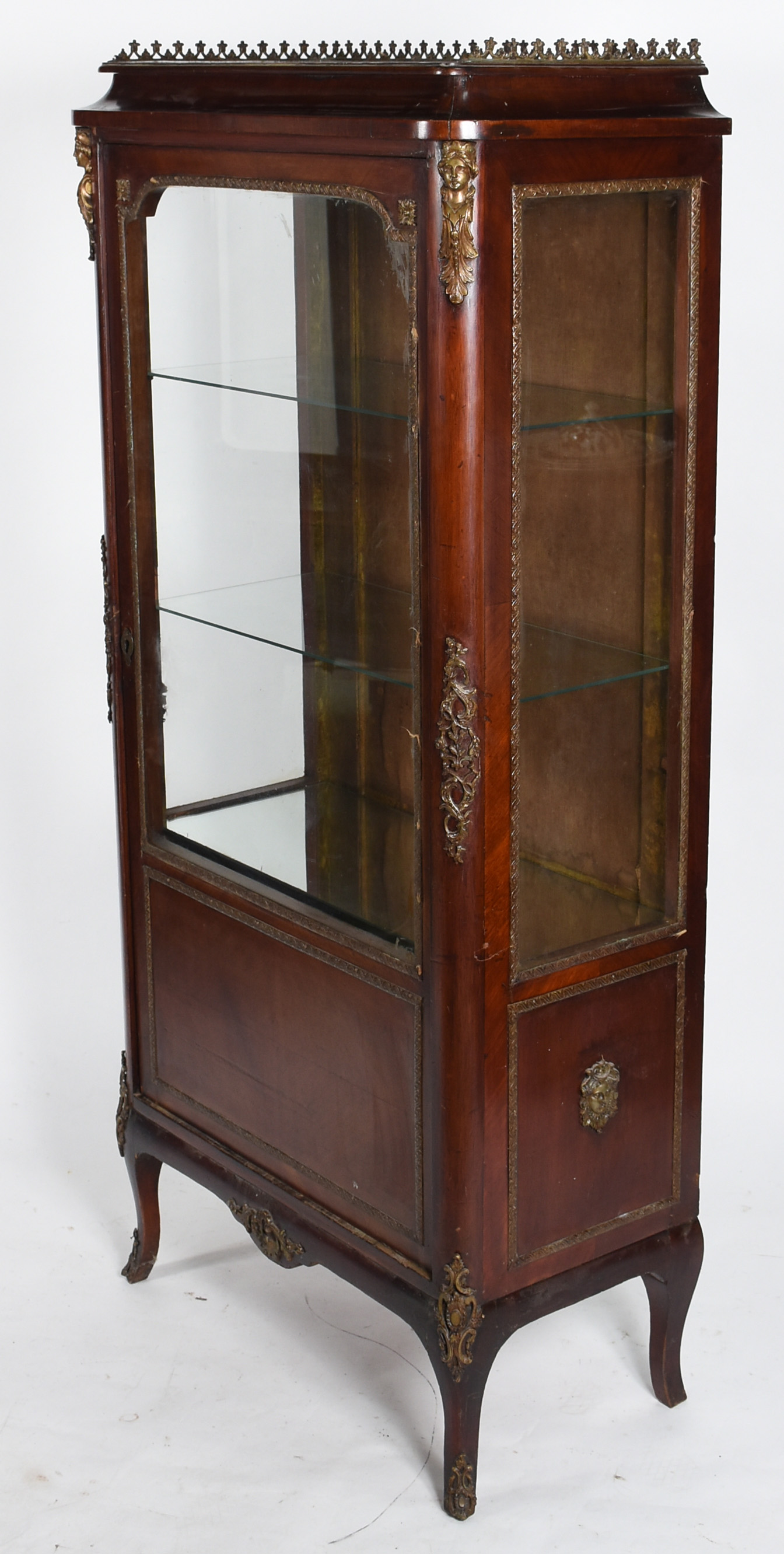Vitrine de madeira nobre, estilo frances, tampo articulado com vão... - foto 2 de 9