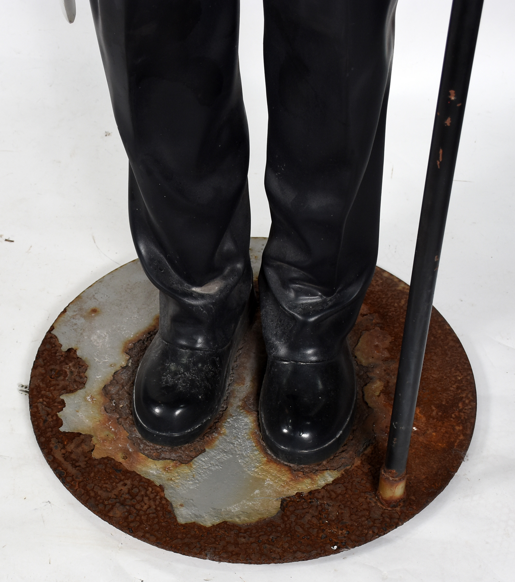 Grande escultura de resina policromada representando "Guarda ingles"... - foto 4 de 4