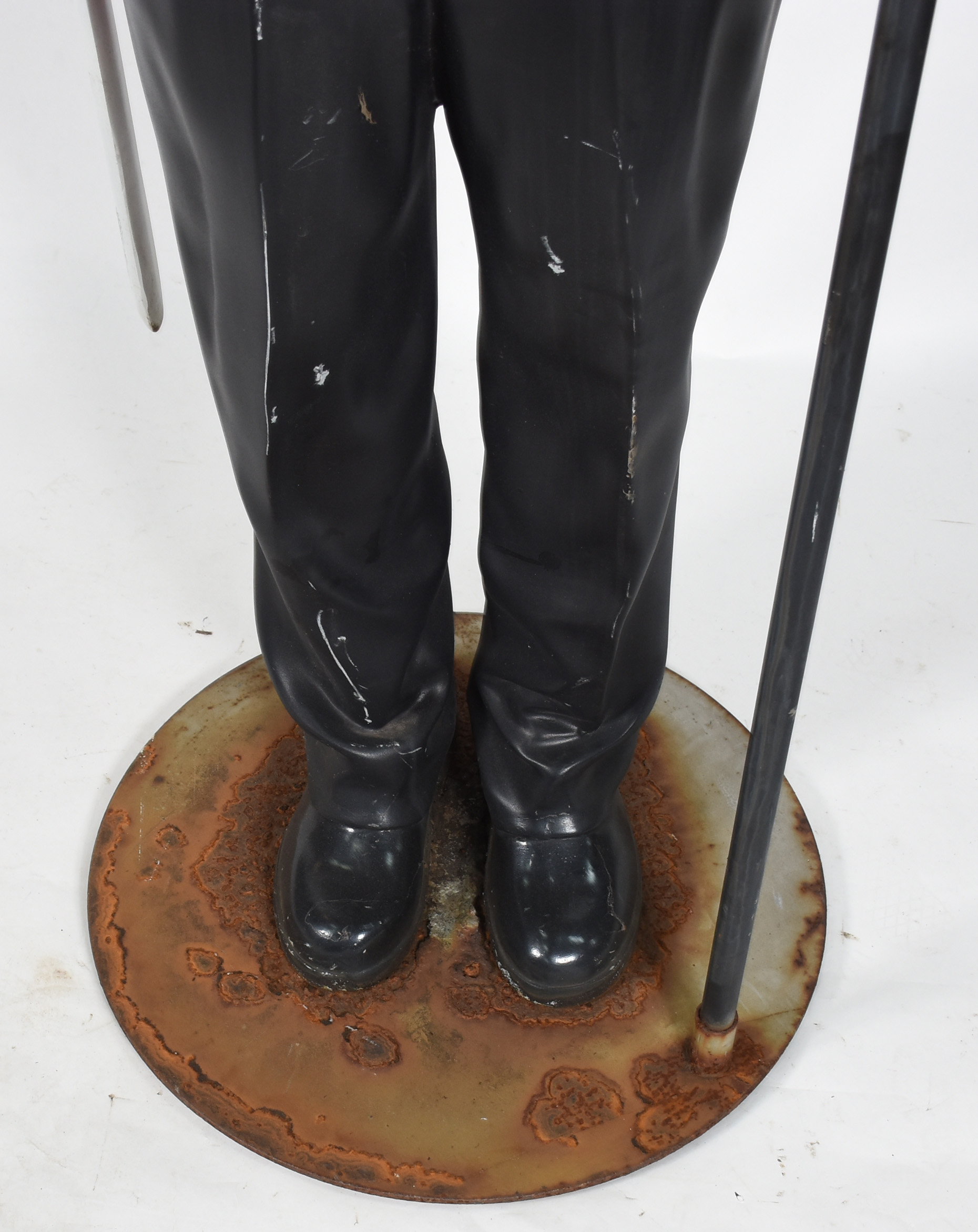 Grande escultura de resina policromada representando "Guarda ingles"... - foto 4 de 4