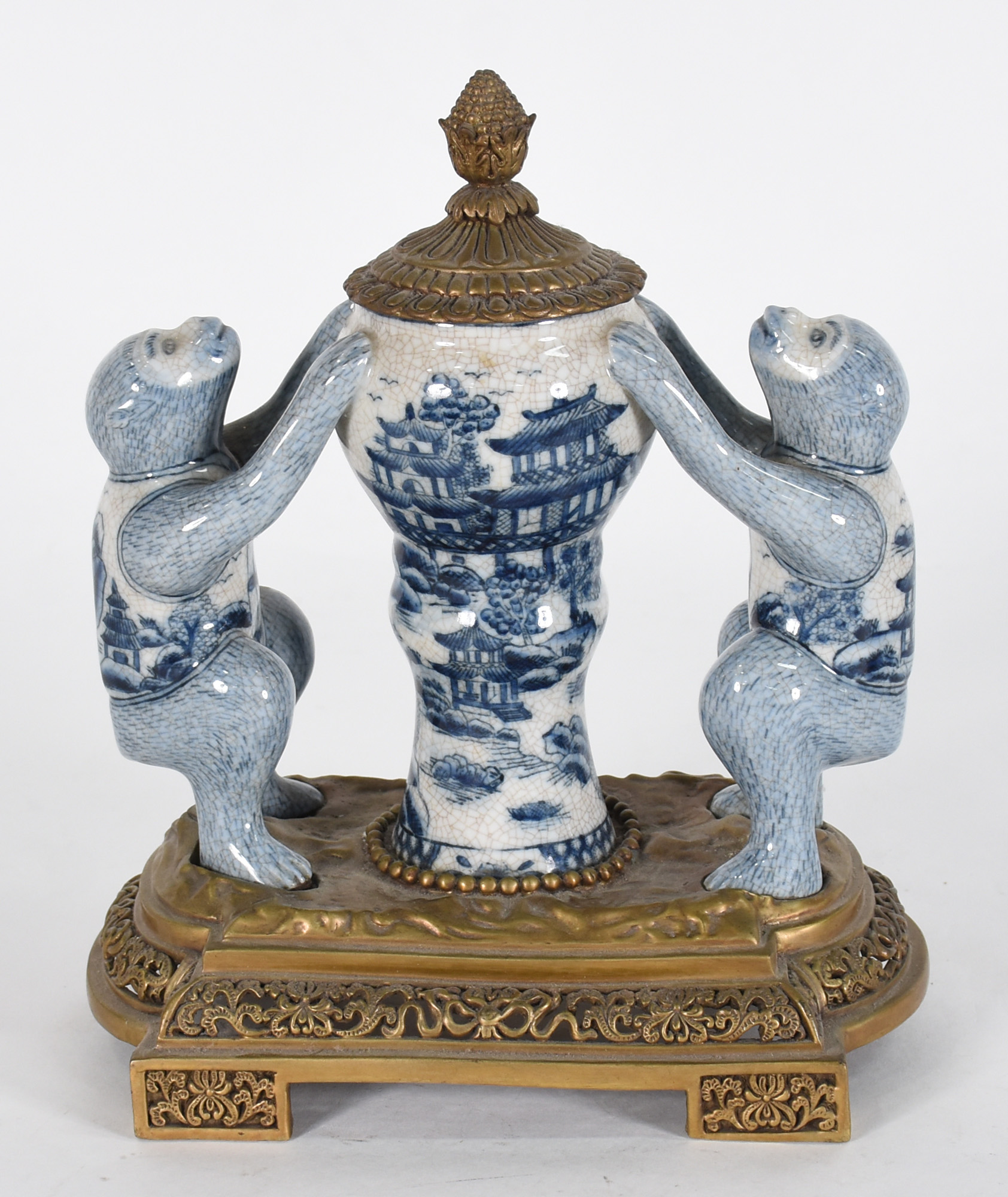 Grupo escultórico com vaso de porcelana ladeado por macacos, base de... - foto 1 de 5