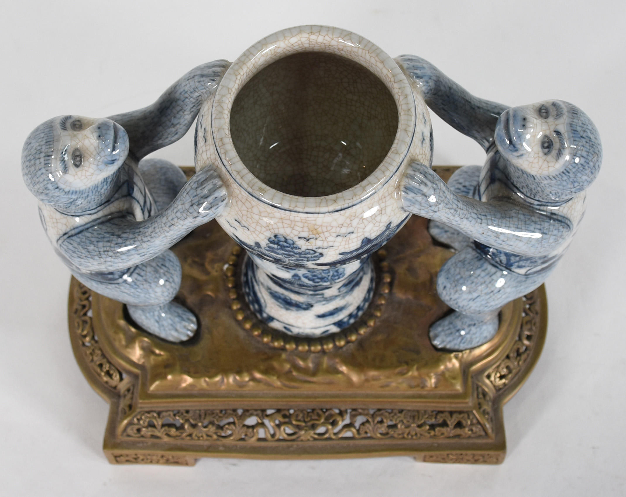 Grupo escultórico com vaso de porcelana ladeado por macacos, base de... - foto 3 de 5