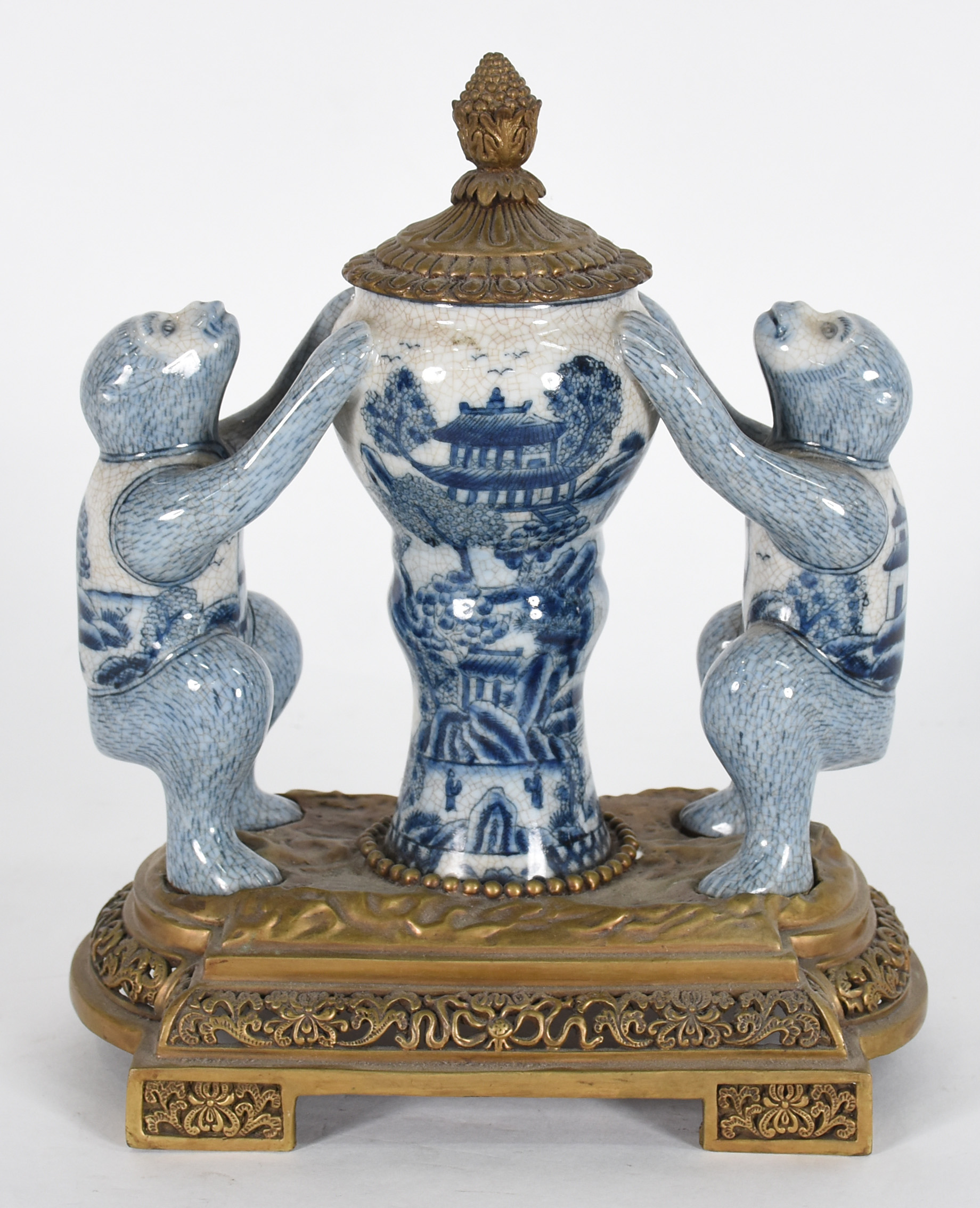 Grupo escultórico com vaso de porcelana ladeado por macacos, base de... - foto 4 de 5