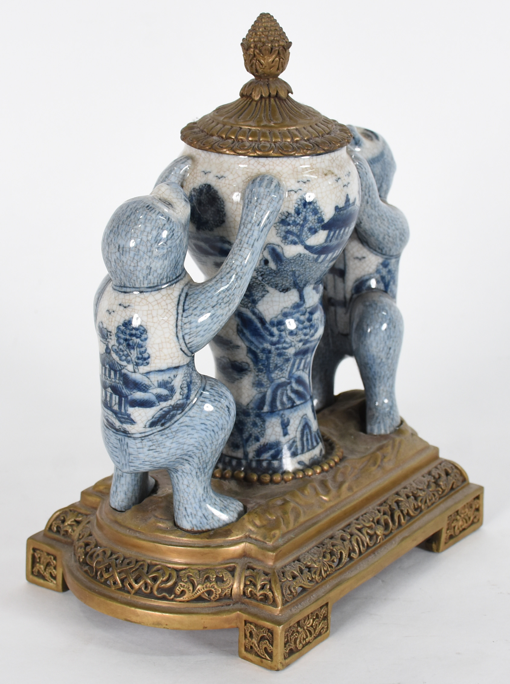 Grupo escultórico com vaso de porcelana ladeado por macacos, base de... - foto 5 de 5