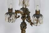 Candelabro de bronze frances para 3 velas, base... - Candelabro de bronze frances para 3 velas, base decorada com figuras femininas, mangas lavradas e pingentes de cristal lapidado. Altura 80 cm.