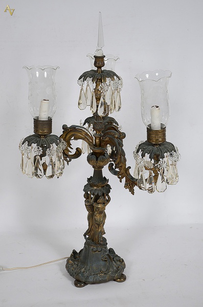 Candelabro de bronze frances para 3 velas, base decorada com figuras...