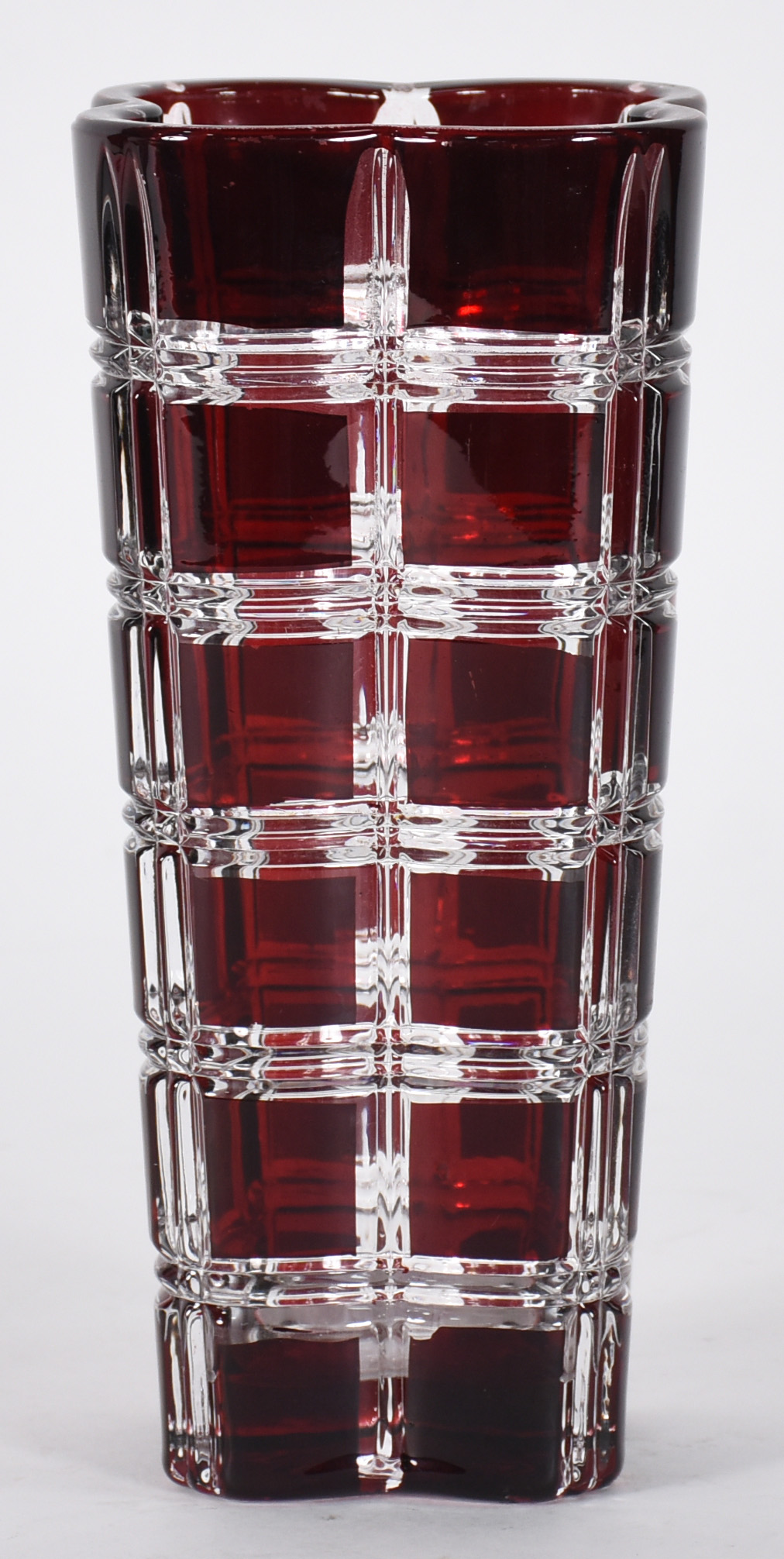 Vaso decorativo em demi cristal doublé vermelho lapidado em forma de... - foto 1 de 3