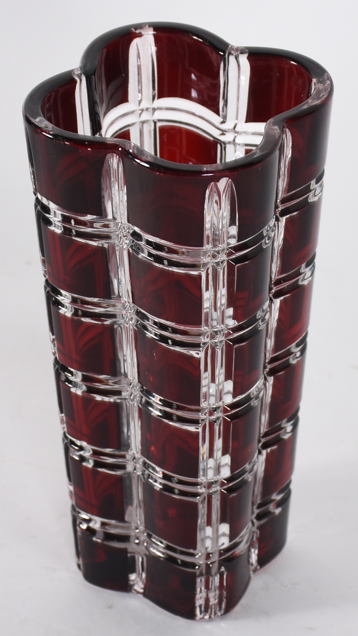 Vaso decorativo em demi cristal doublé vermelho lapidado em forma de... - foto 2 de 3
