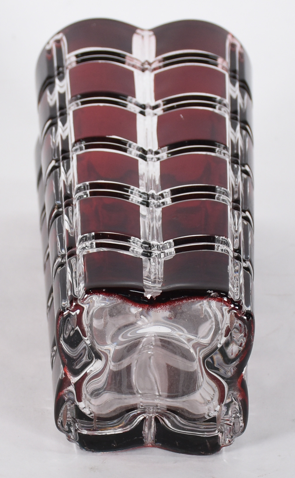 Vaso decorativo em demi cristal doublé vermelho lapidado em forma de... - foto 3 de 3