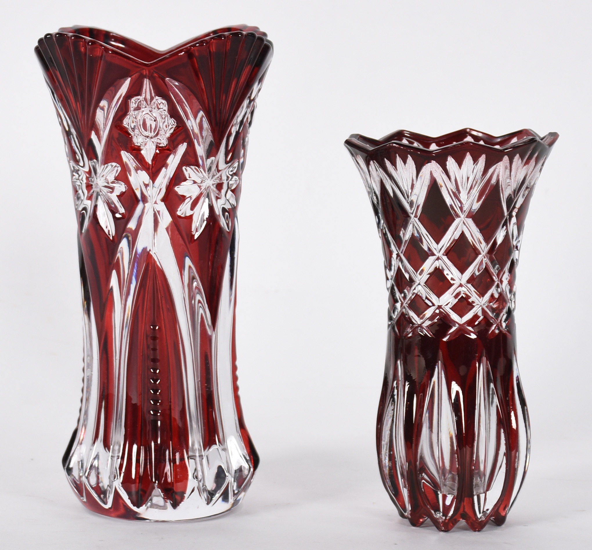 Dois vasos de cristal doublé rubi lapidado. - foto 1 de 3