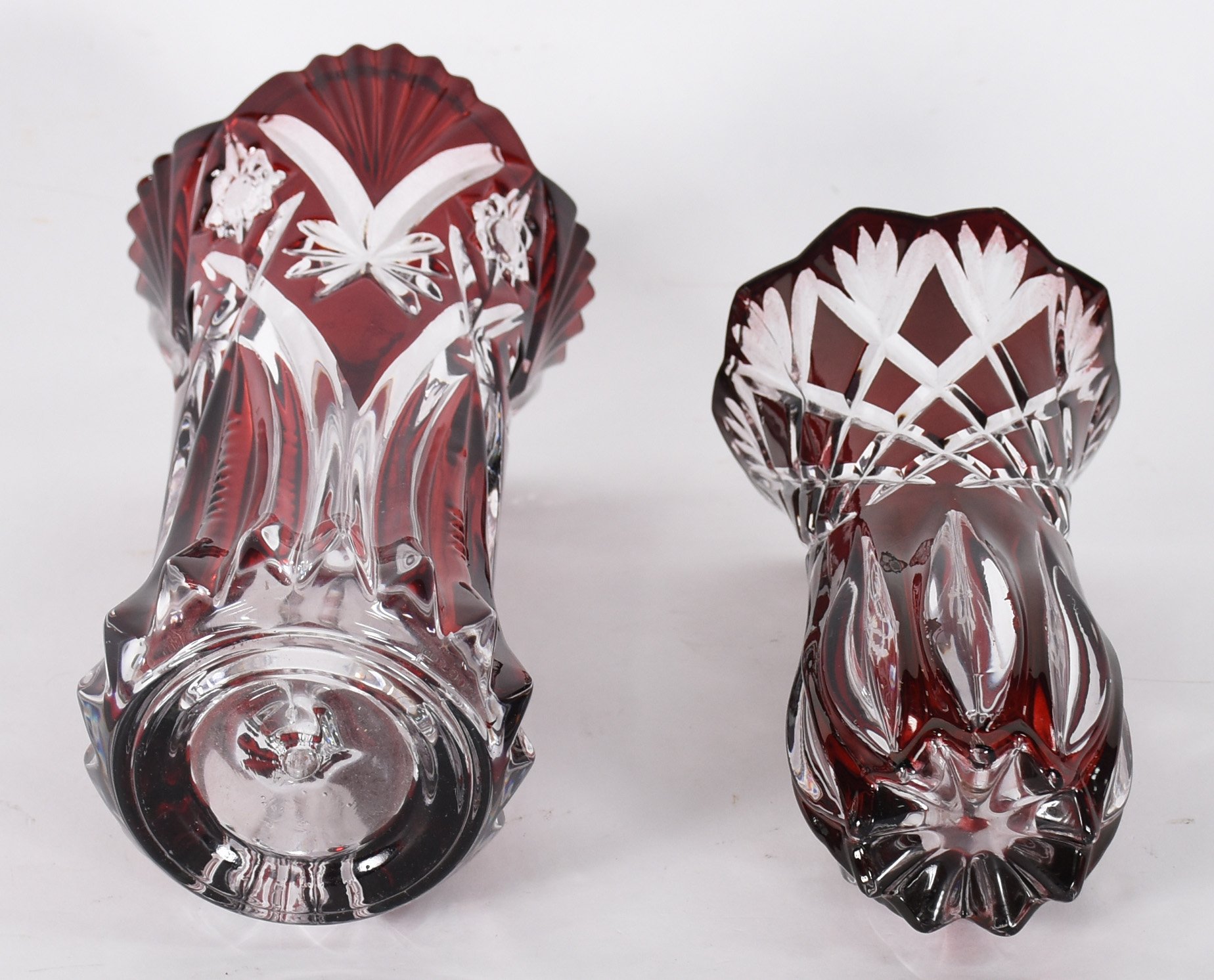 Dois vasos de cristal doublé rubi lapidado. - foto 2 de 3