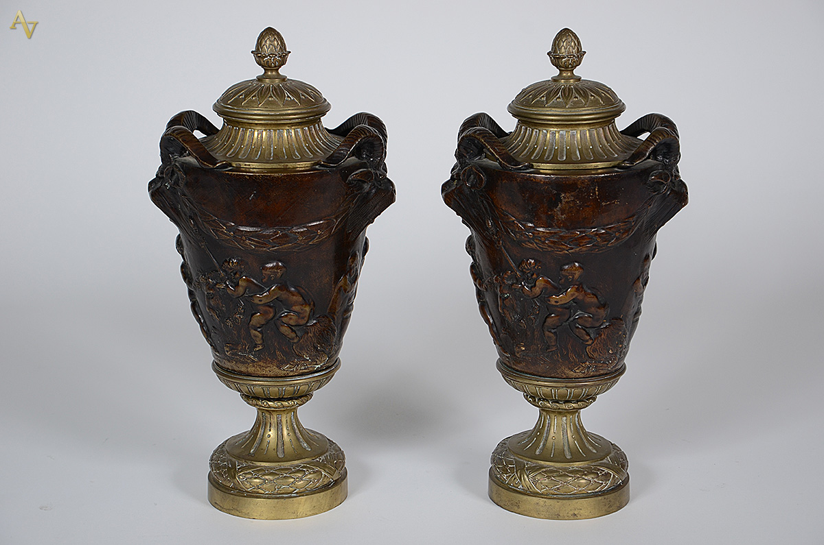 Par de antigas ânforas de bronze, corpo decorado com figuras de anjos... - foto 1 de 2