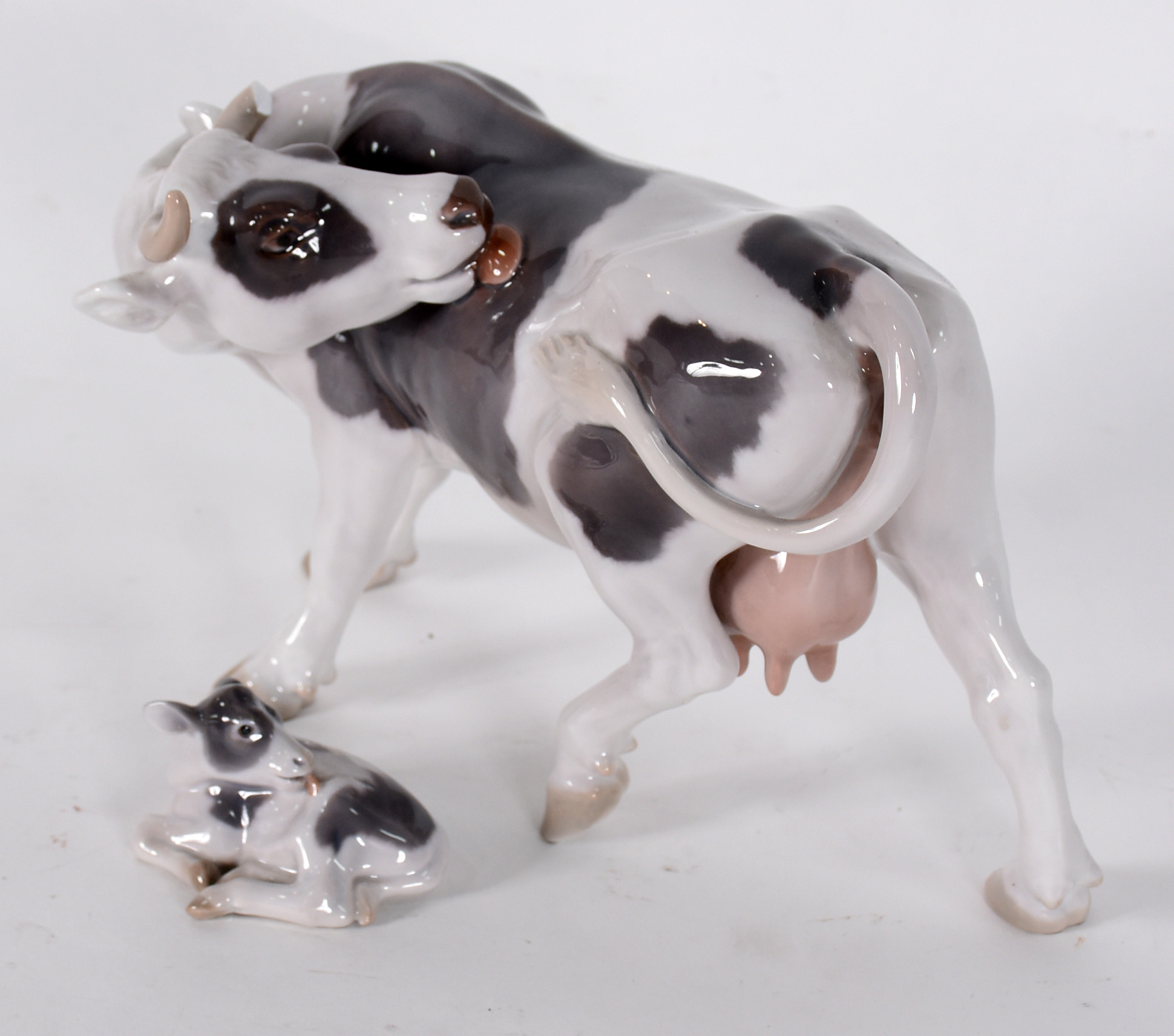 Duas estatuetas de porcelana dinamarquesa representando "Vaca com seu... - foto 1 de 7