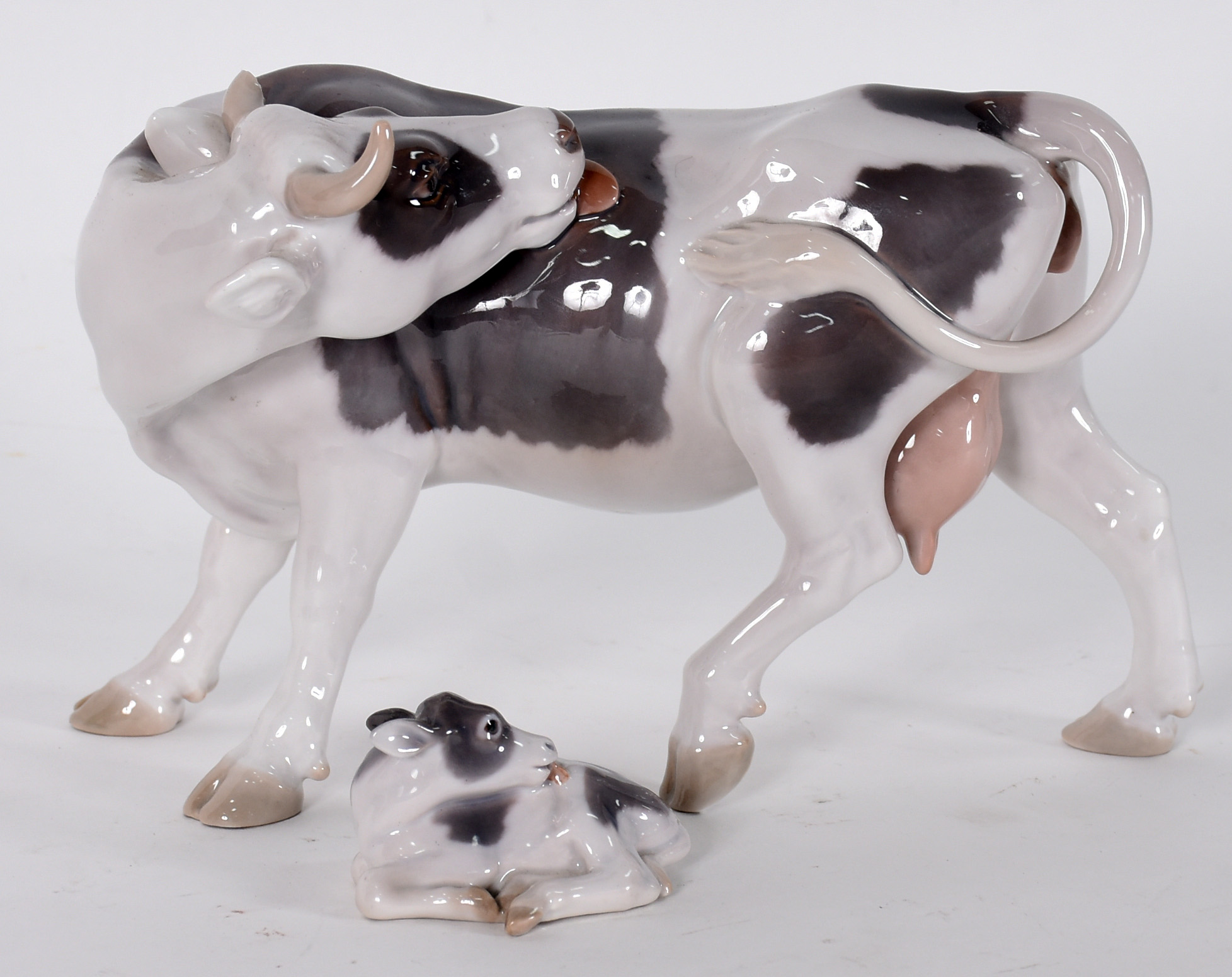Duas estatuetas de porcelana dinamarquesa representando "Vaca com seu... - foto 2 de 7