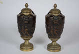 Par de antigas ânforas de bronze, corpo decorad... - Par de antigas ânforas de bronze, corpo decorado com figuras de anjos e guirlandas em relevo, pegas laterais com figuras de animais estilizados ...