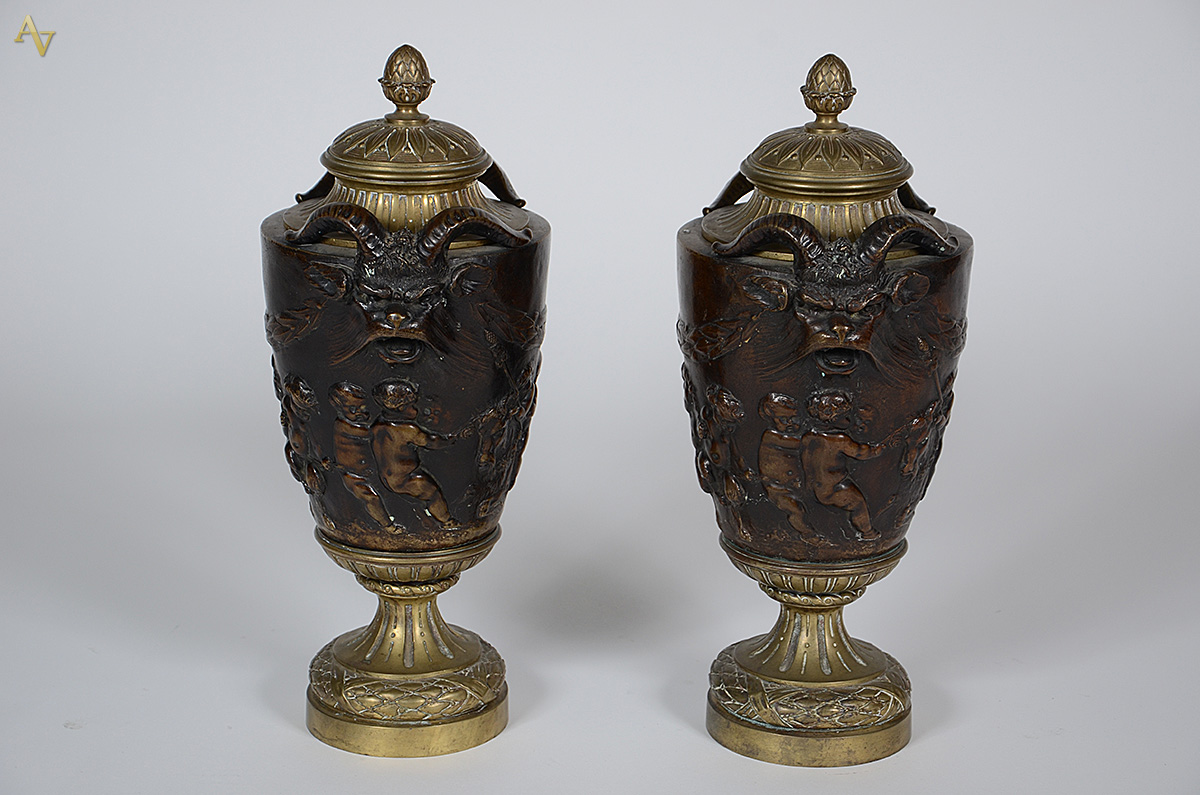 Par de antigas ânforas de bronze, corpo decorado com figuras de anjos... - foto 2 de 2