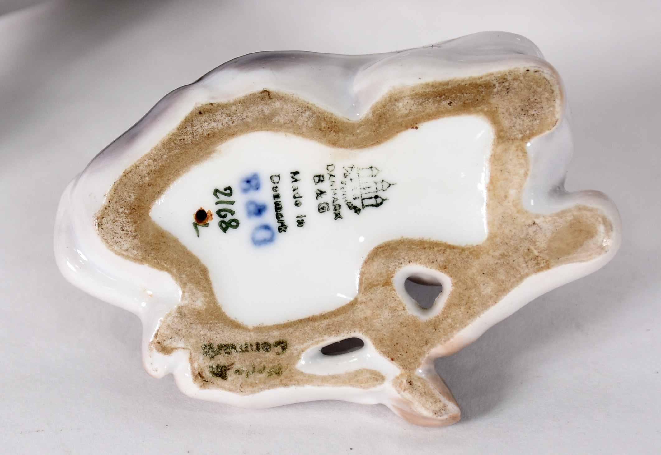 Duas estatuetas de porcelana dinamarquesa representando "Vaca com seu... - foto 3 de 7