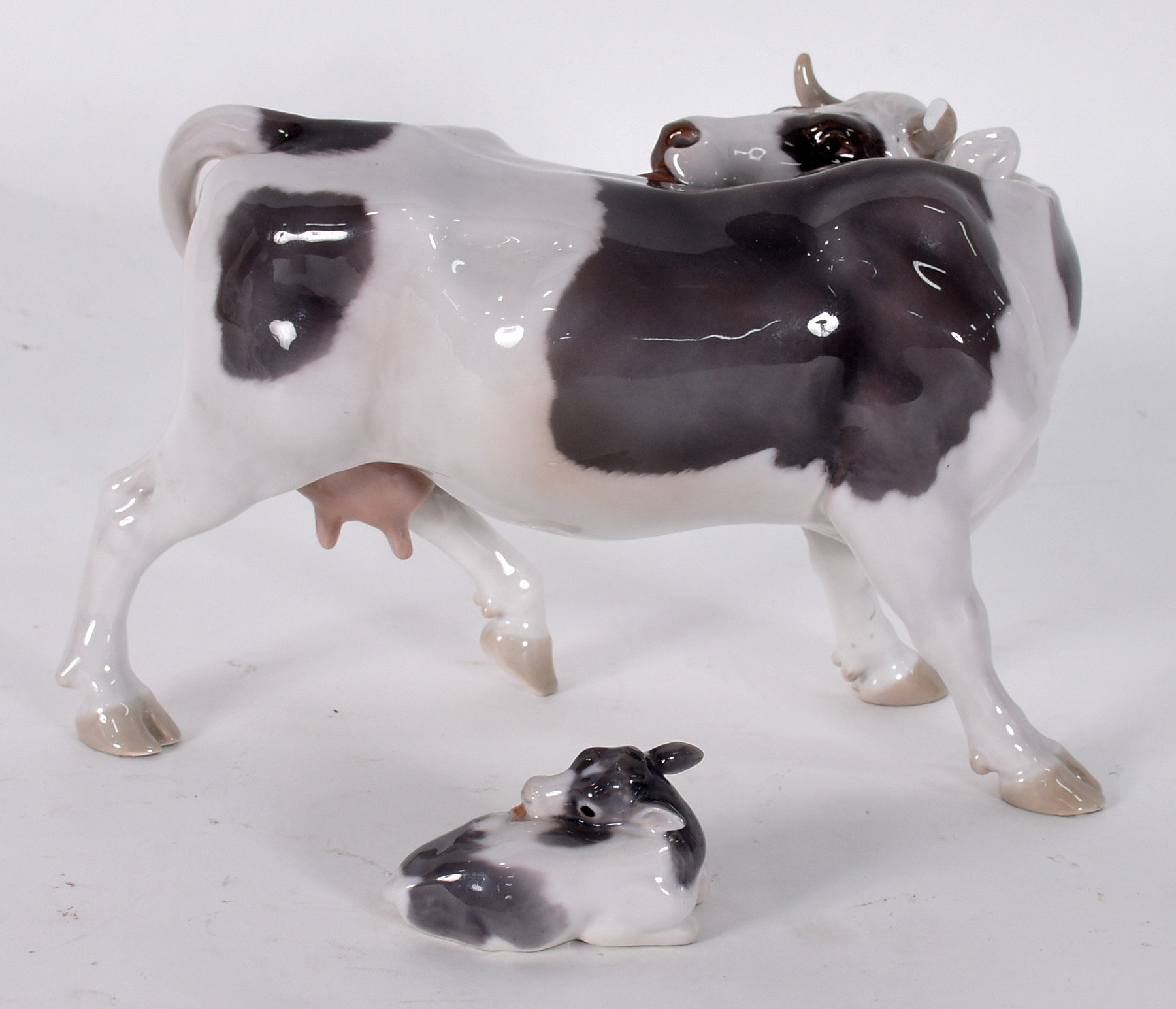 Duas estatuetas de porcelana dinamarquesa representando "Vaca com seu... - foto 4 de 7
