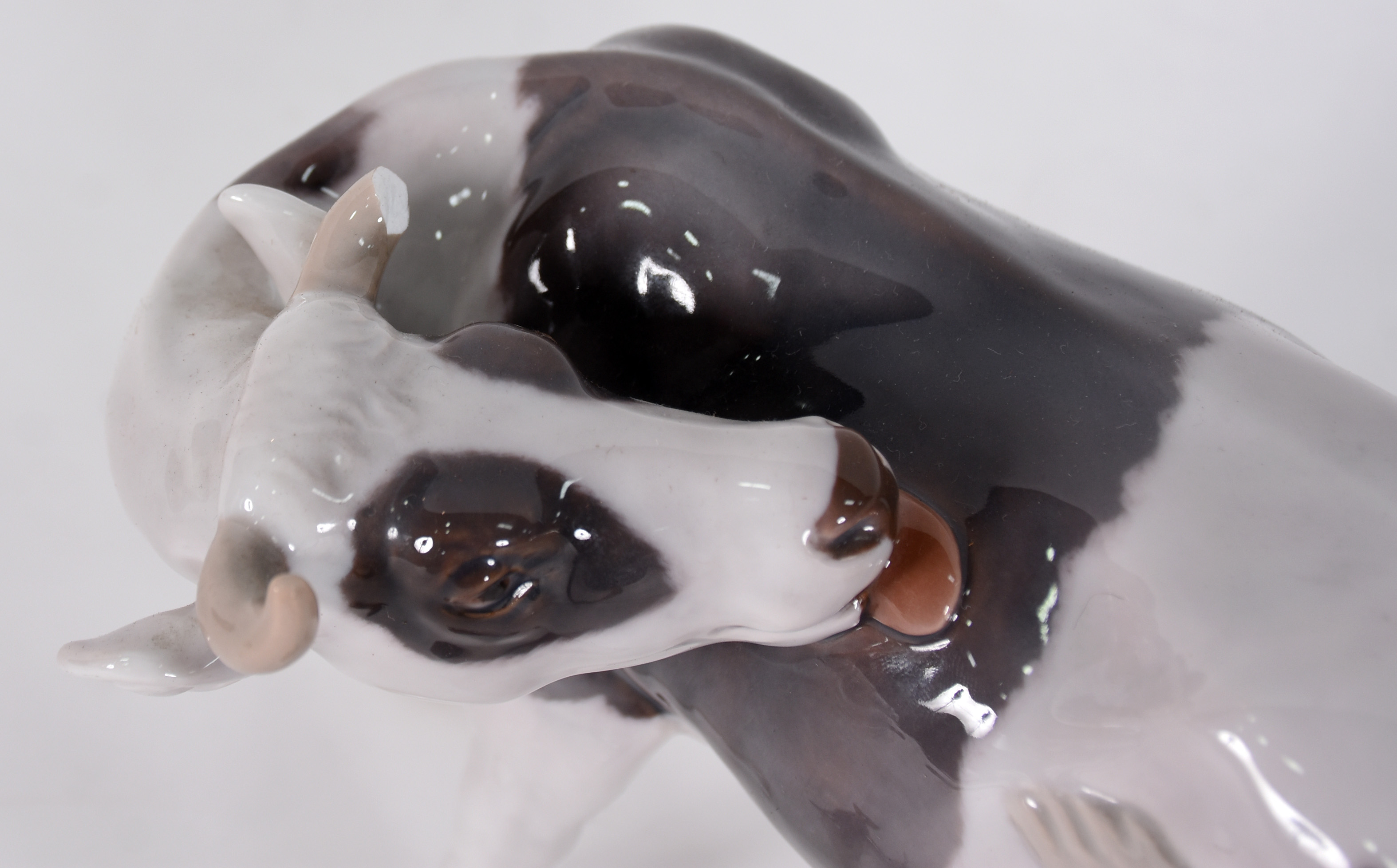 Duas estatuetas de porcelana dinamarquesa representando "Vaca com seu... - foto 5 de 7