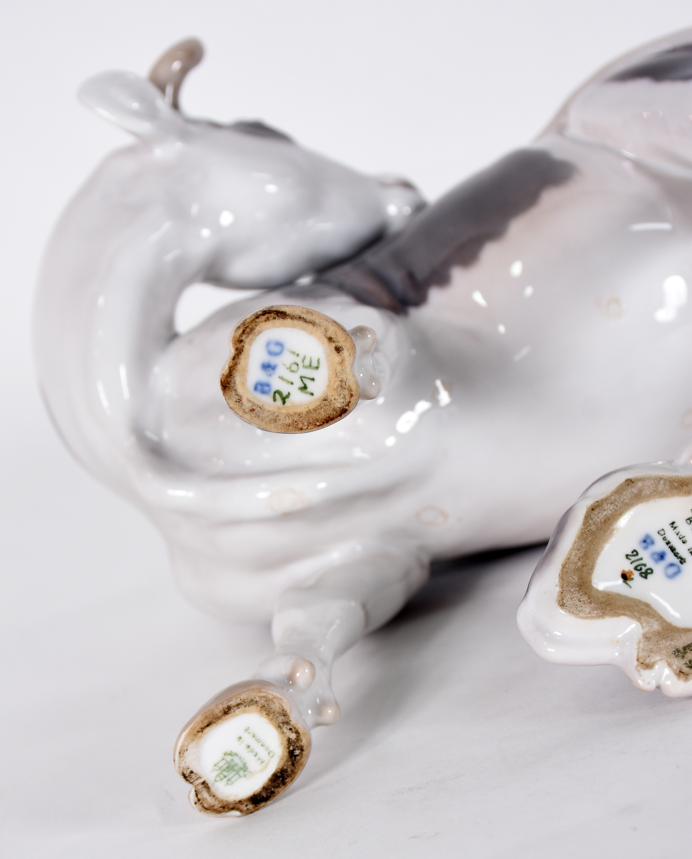 Duas estatuetas de porcelana dinamarquesa representando "Vaca com seu... - foto 6 de 7