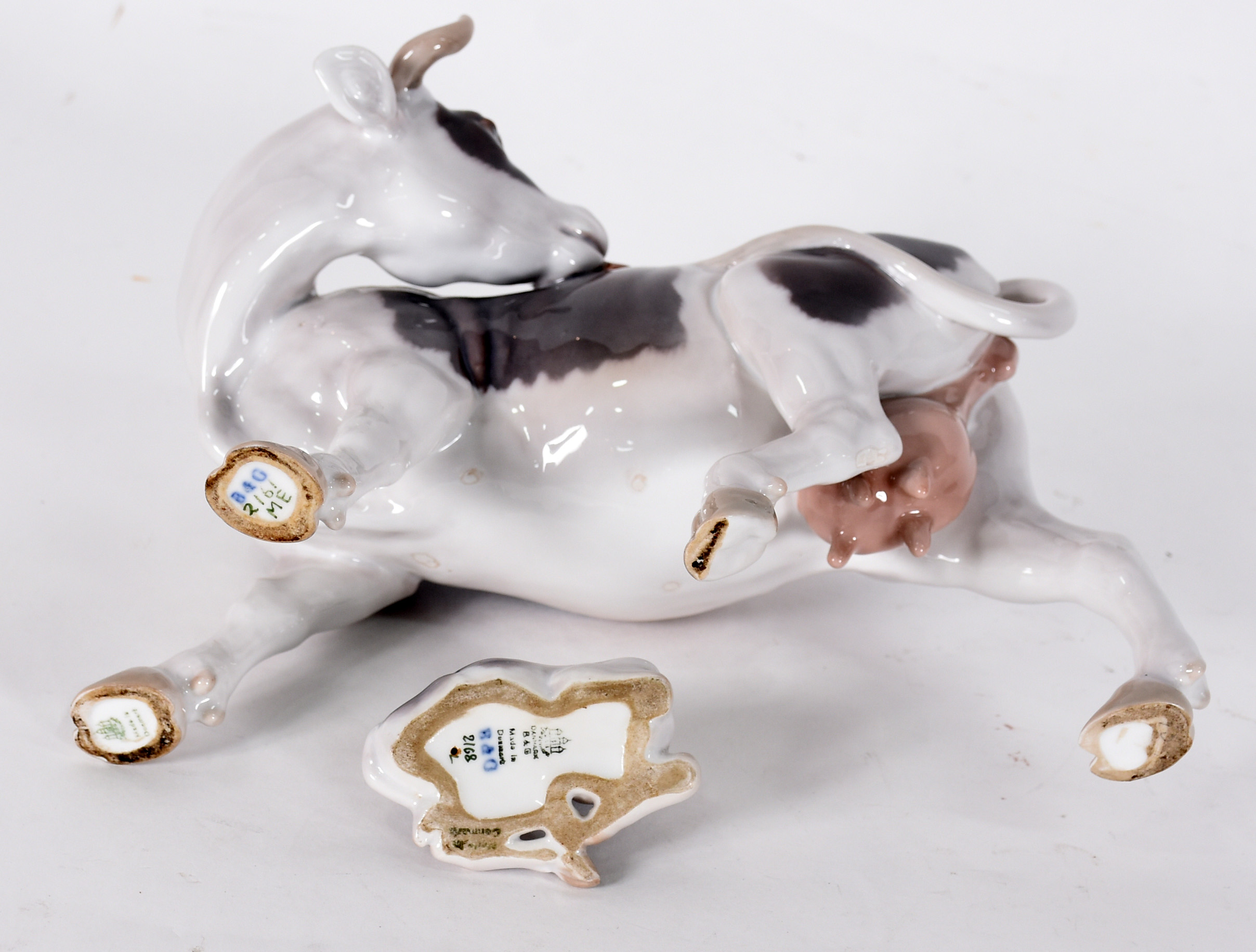 Duas estatuetas de porcelana dinamarquesa representando "Vaca com seu... - foto 7 de 7