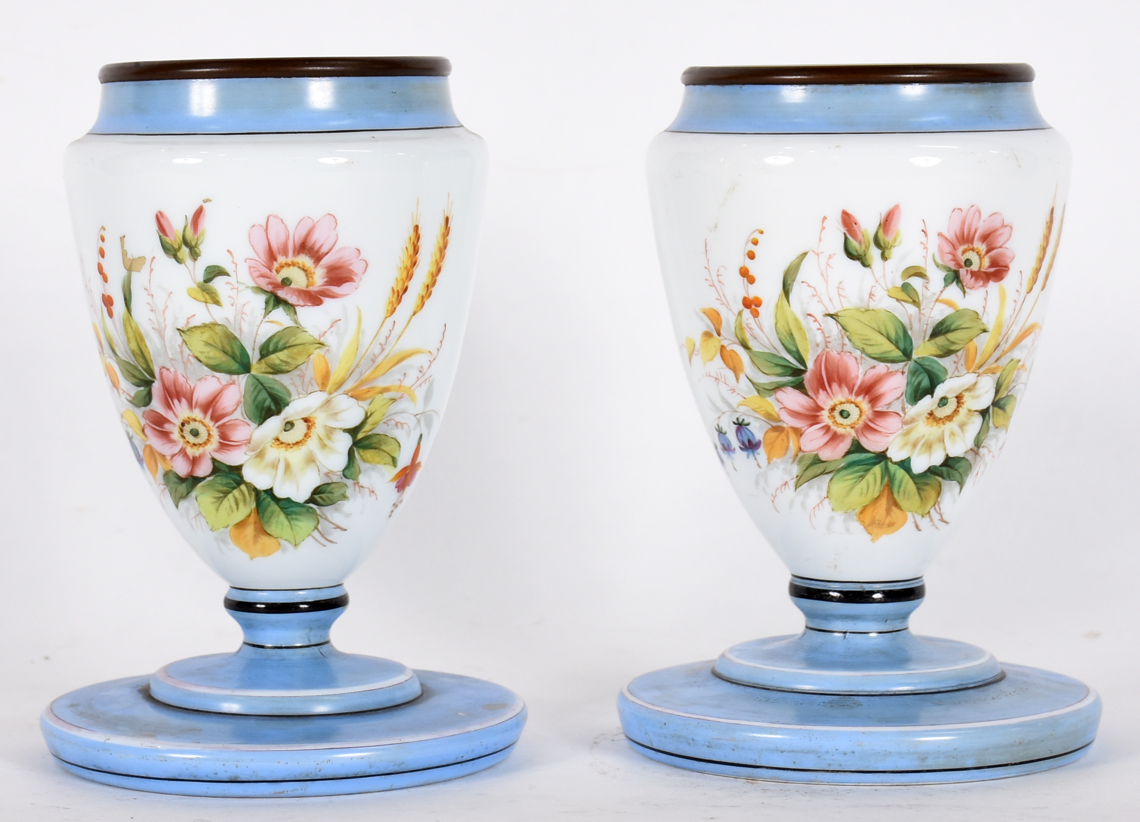 Dois vasos de opalina decoração floral em policromia, bases e bordas... - foto 1 de 4
