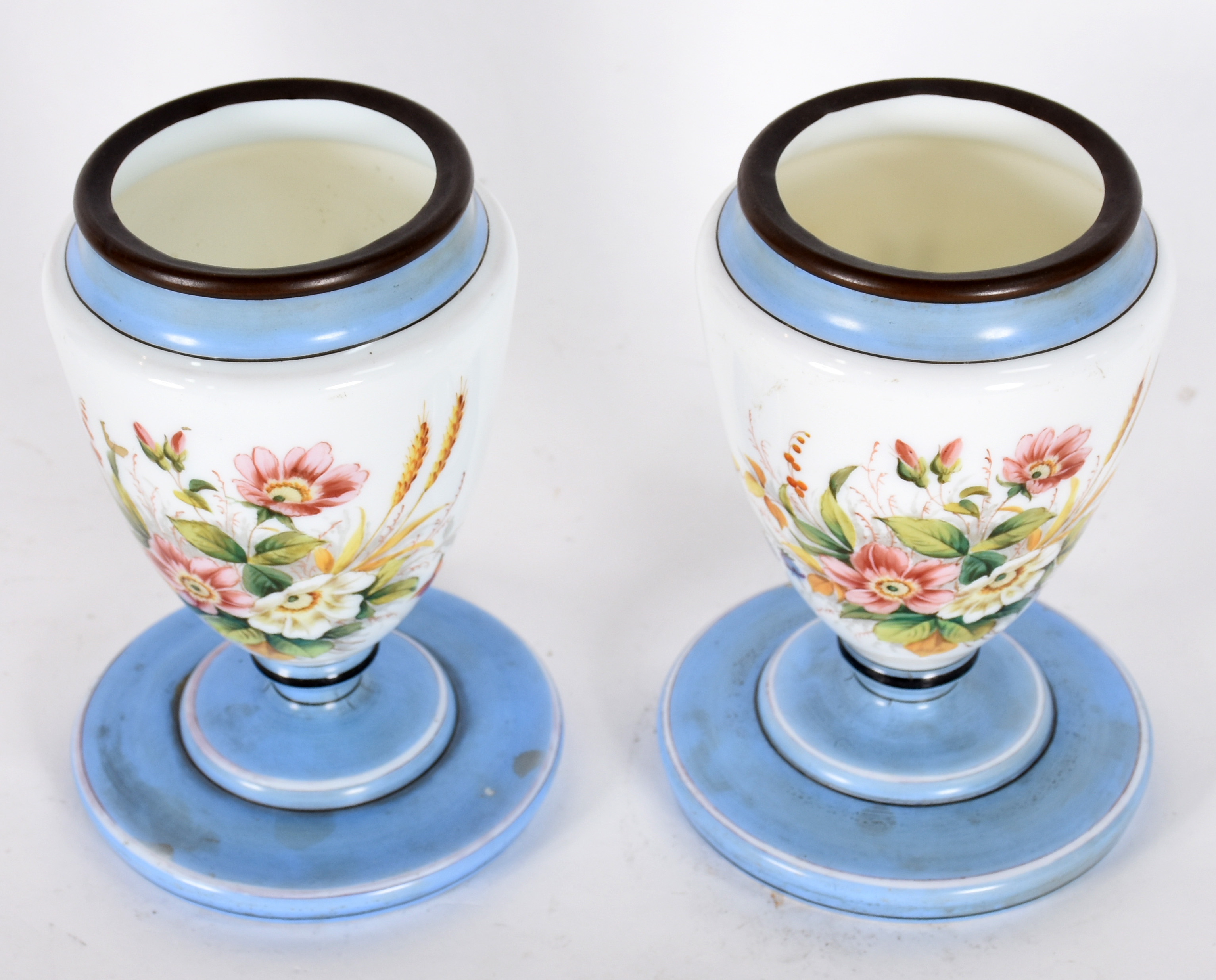 Dois vasos de opalina decoração floral em policromia, bases e bordas... - foto 2 de 4