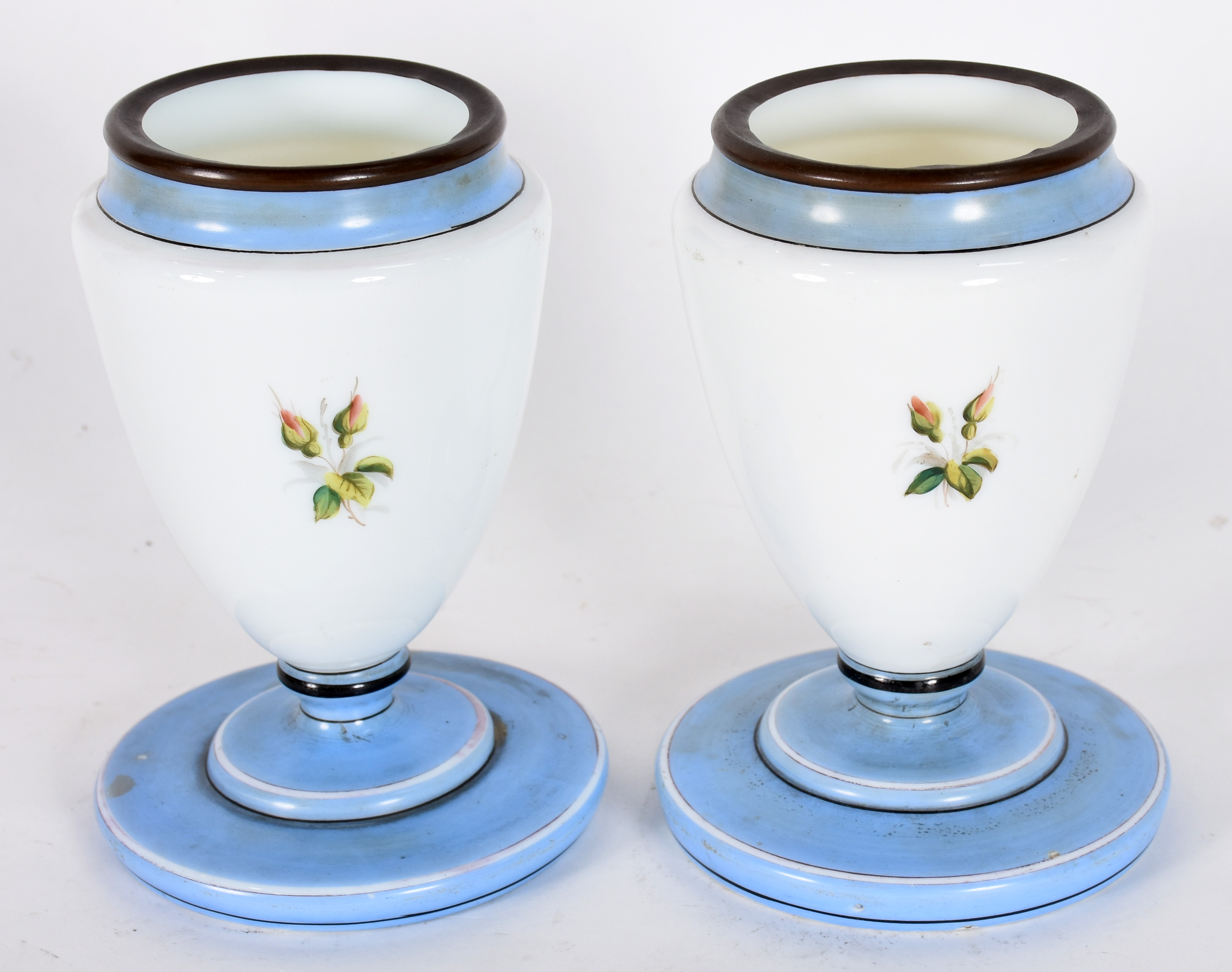 Dois vasos de opalina decoração floral em policromia, bases e bordas... - foto 3 de 4