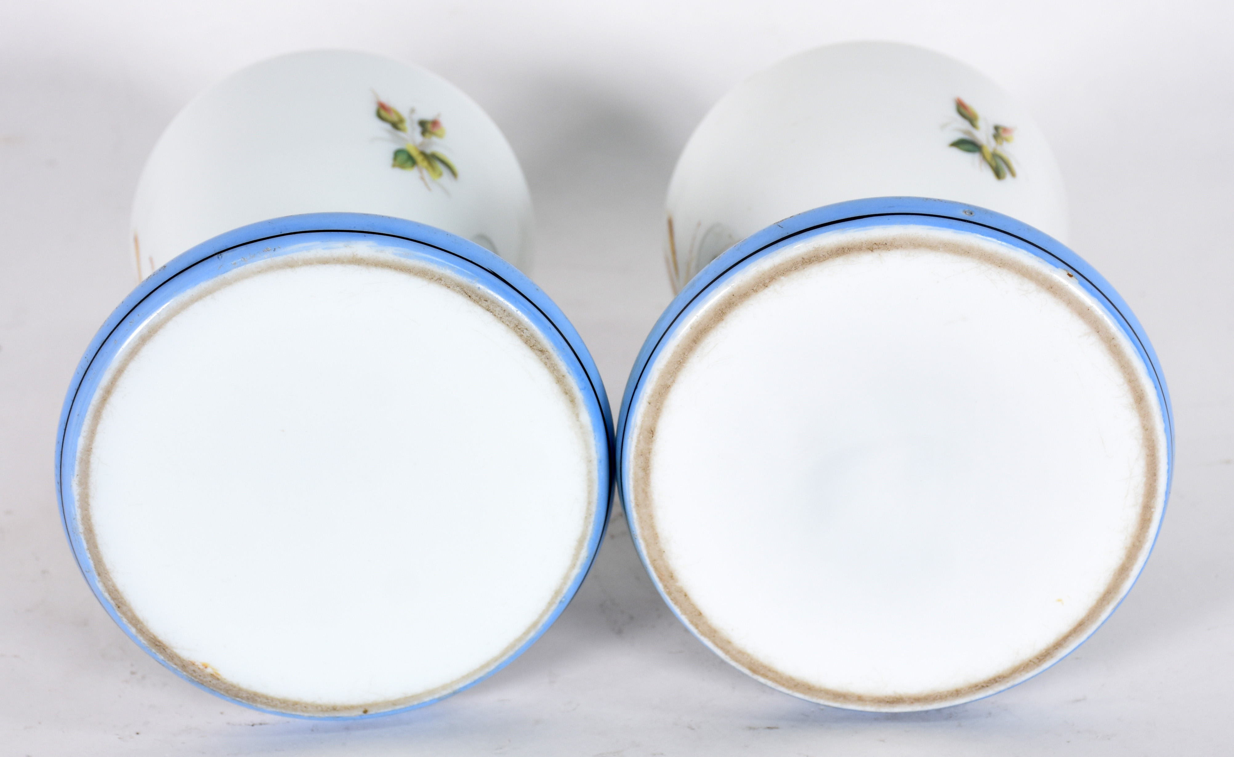 Dois vasos de opalina decoração floral em policromia, bases e bordas... - foto 4 de 4