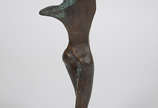 CELINA LISBOA - Escultura de bronze representan... - CELINA LISBOA - Escultura de bronze representando figura feminina com base de mármore preto. Altura total 46 cm.