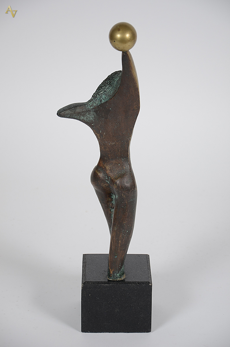 CELINA LISBOA - Escultura de bronze representando figura feminina com... - foto 2 de 4