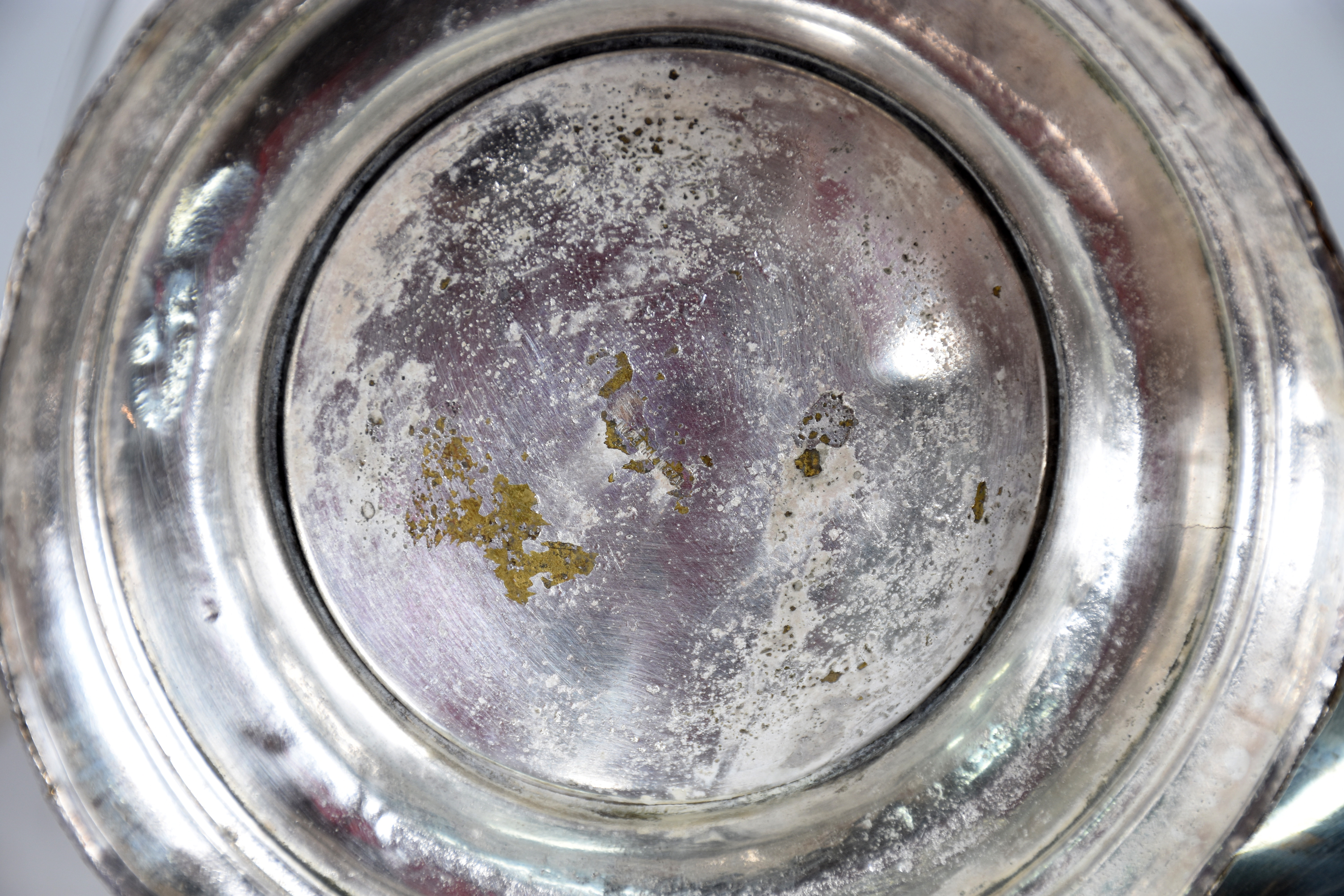 Quatro peças de metal, sendo: Gomil (com desgastes e amassado), bacia... - foto 6 de 6