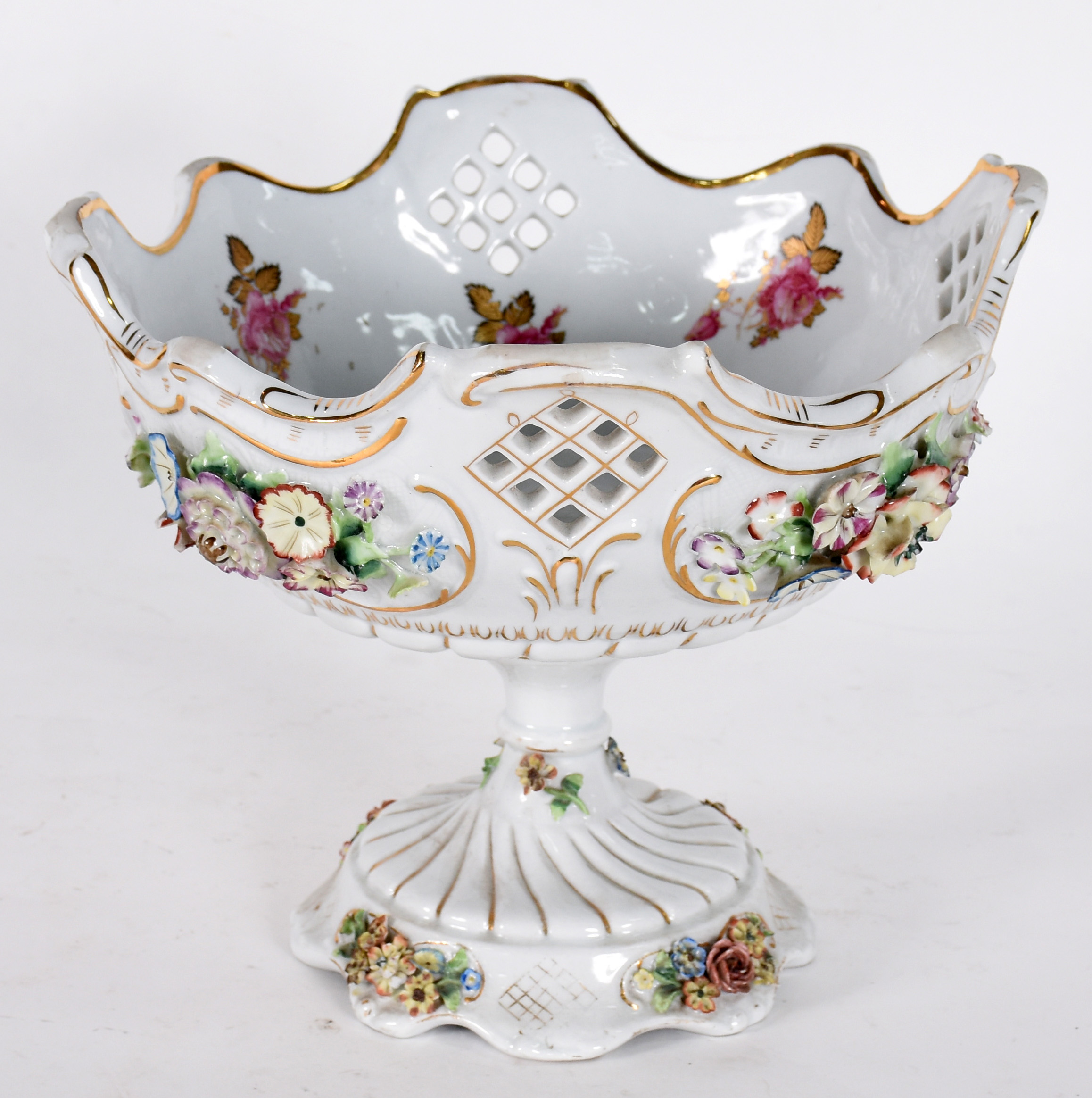 Fruteira de porcelana européia decorada com flores em relevo... - foto 1 de 5