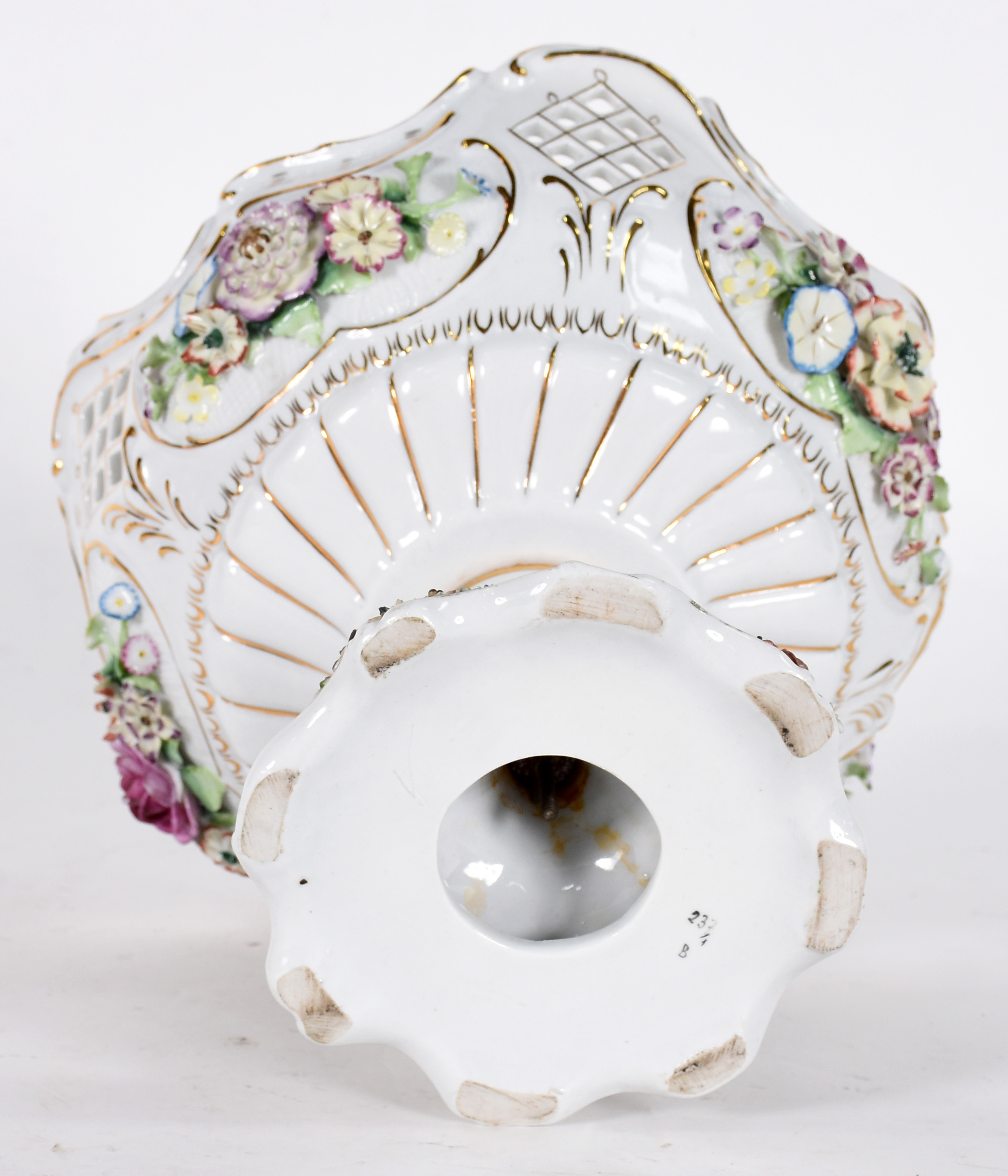 Fruteira de porcelana européia decorada com flores em relevo... - foto 2 de 5