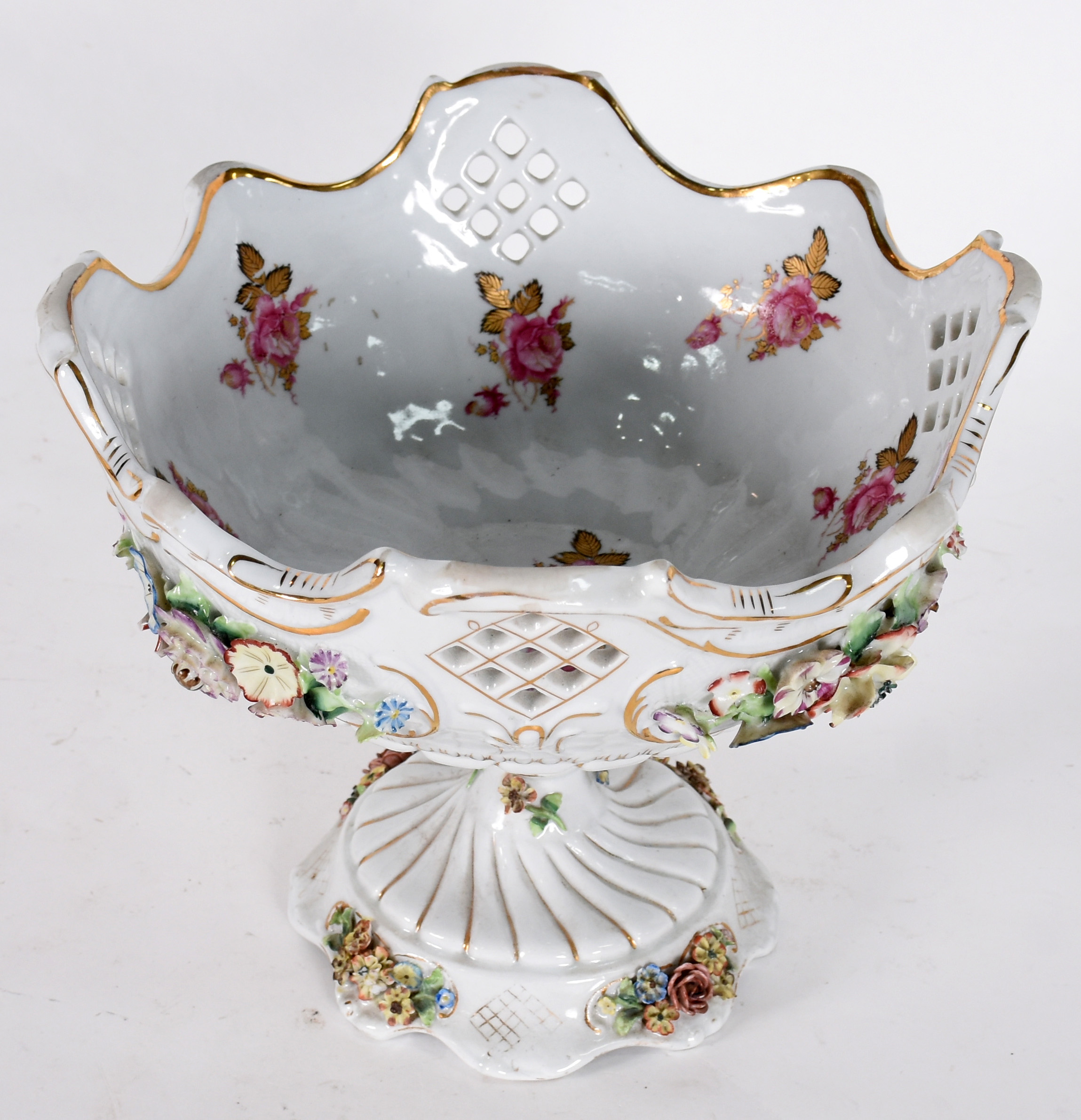 Fruteira de porcelana européia decorada com flores em relevo... - foto 3 de 5