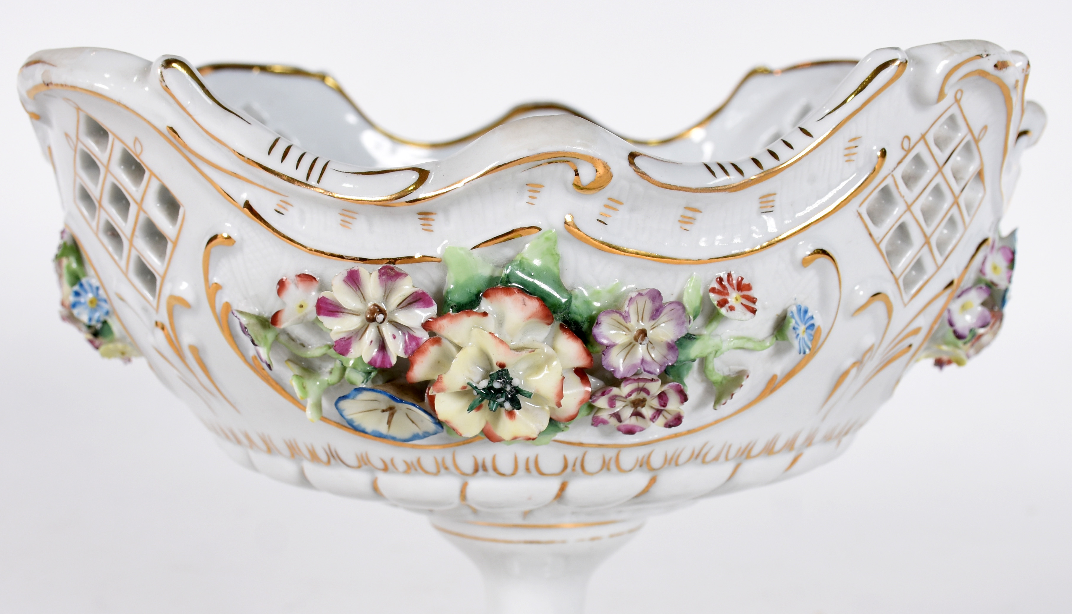 Fruteira de porcelana européia decorada com flores em relevo... - foto 4 de 5