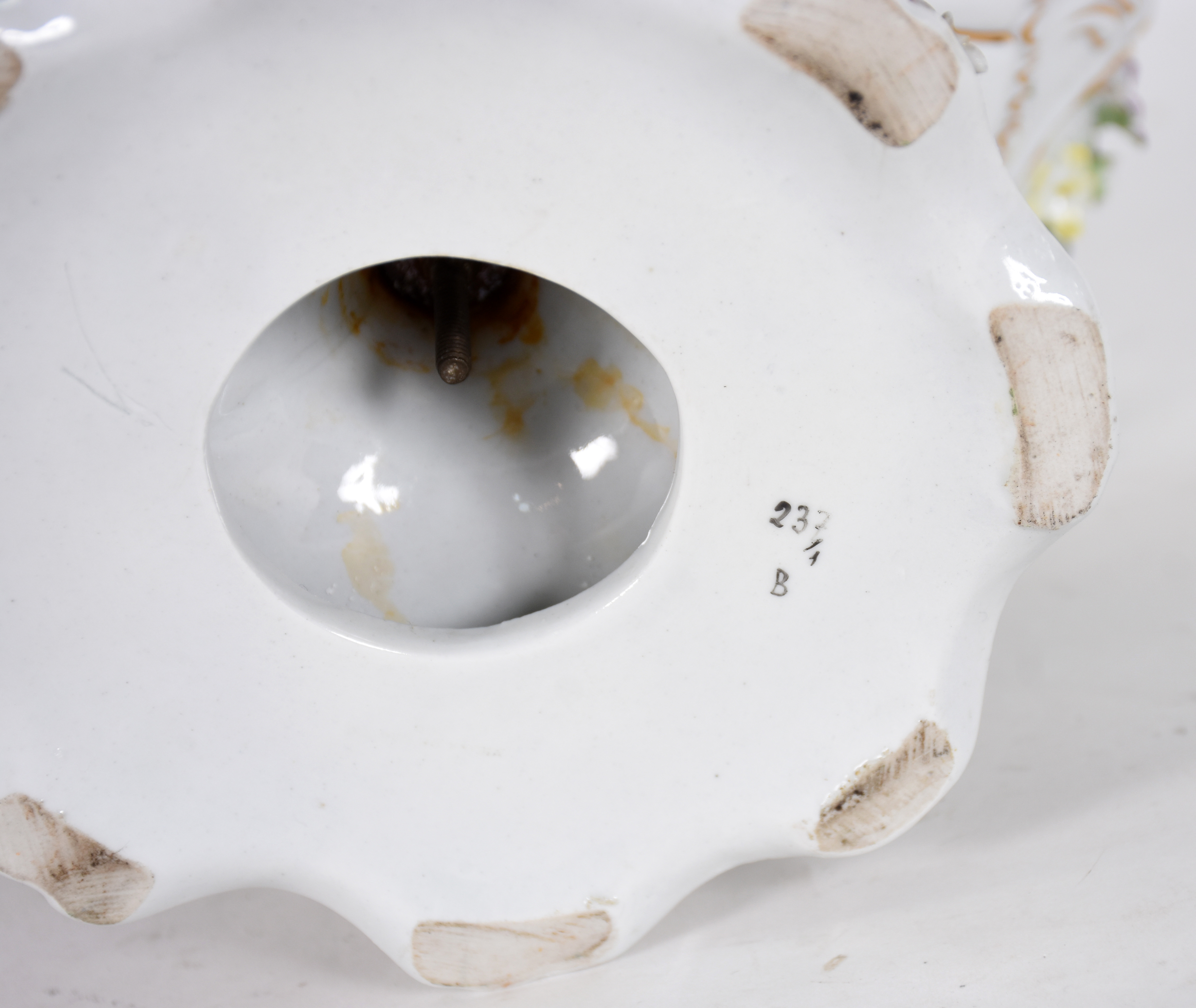 Fruteira de porcelana européia decorada com flores em relevo... - foto 5 de 5